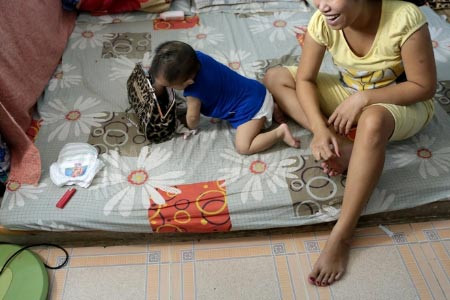 Niềm vui bé nhỏ của L. là được chơi cùng con