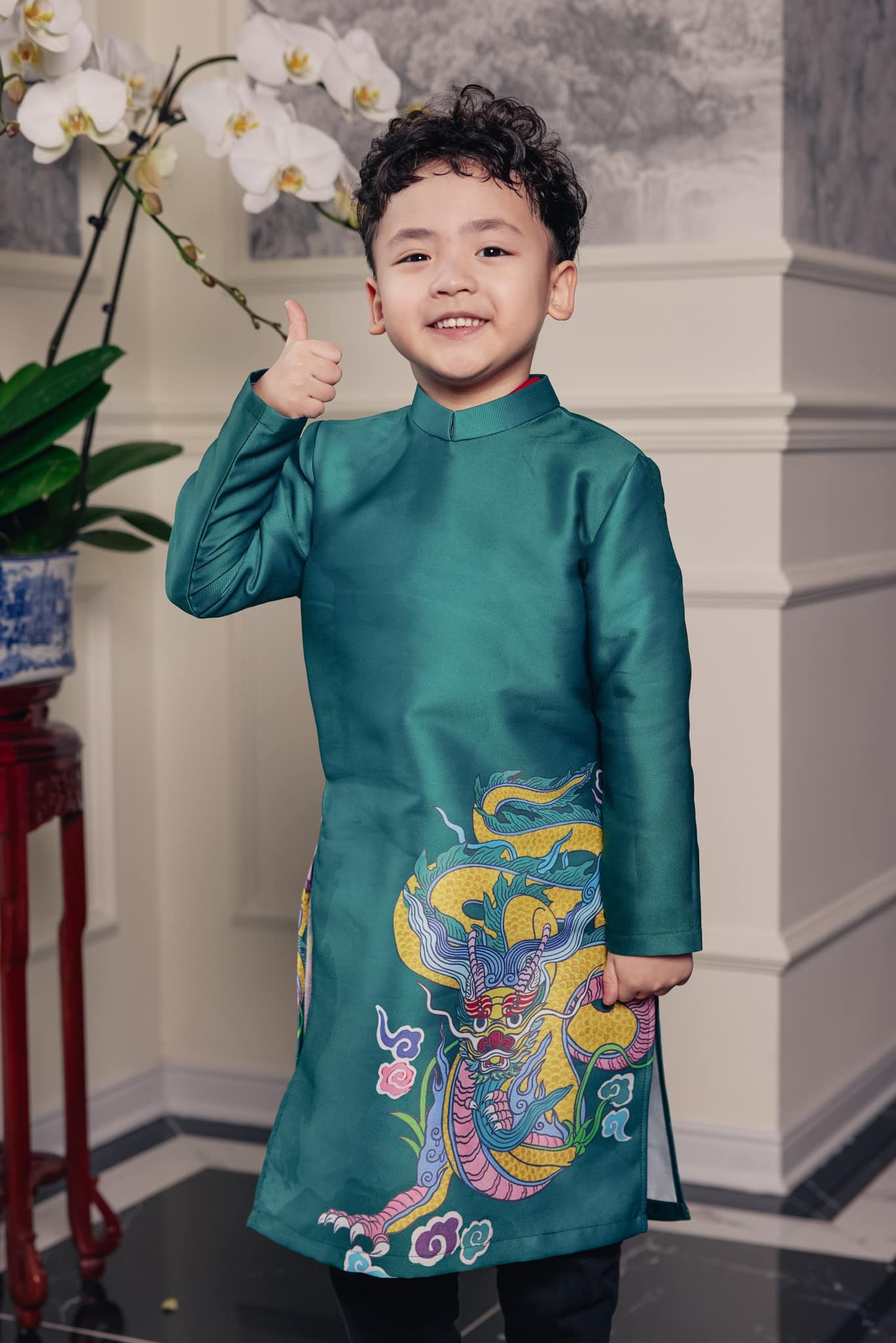 Á hậu Tú Anh khoe cậu con trai mặc áo dài đáng yêu khi hội ngộ gia đình.