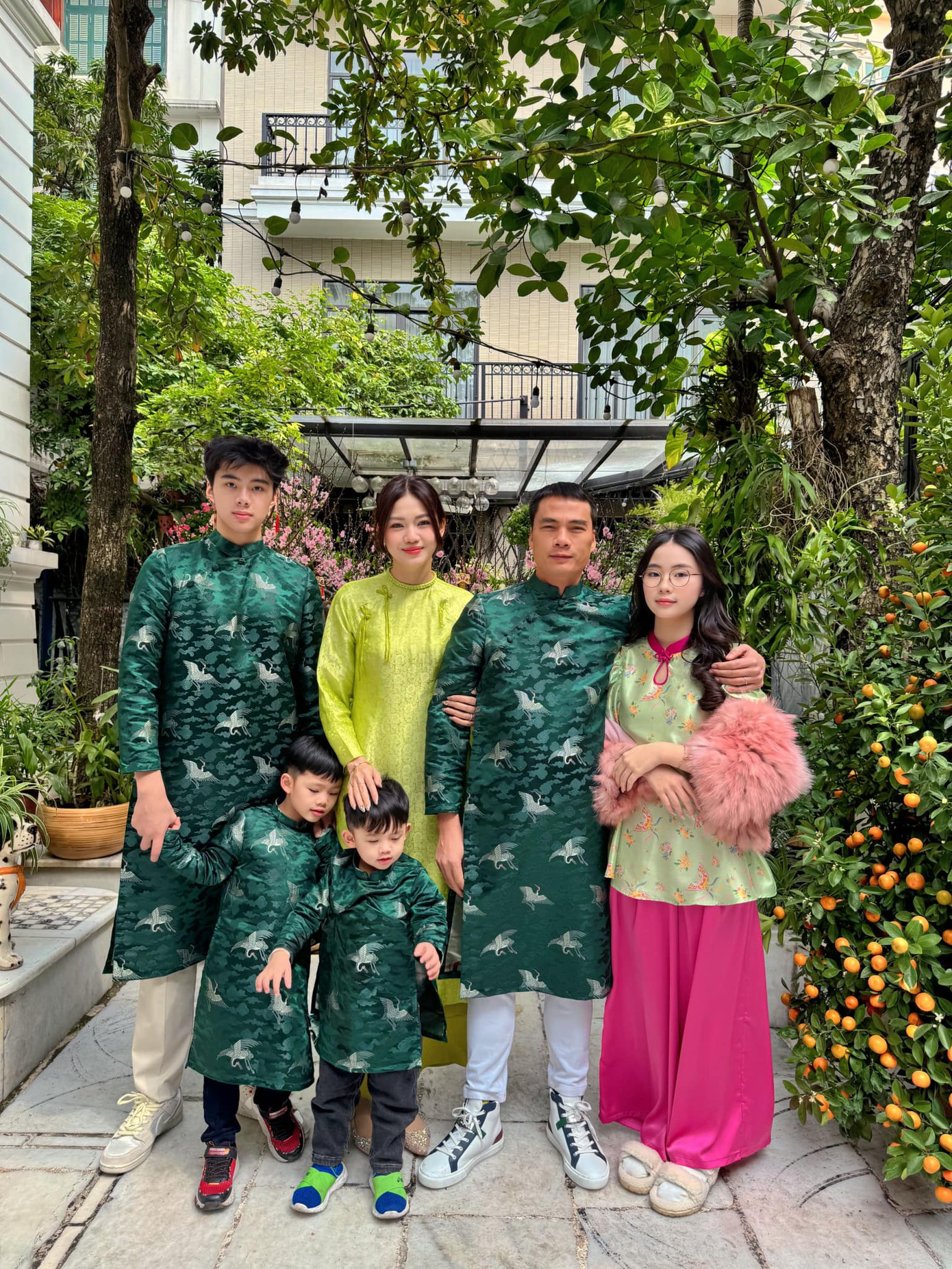 Á hậu Thanh Tú cùng chồng mặc áo dài khi dẫn các con đi chúc Tết ngày đầu năm mới Giáp Thìn. Á hậu Thanh Tú cùng chồng mặc áo dài khi dẫn các con đi chúc Tết ngày đầu năm mới Giáp Thìn.