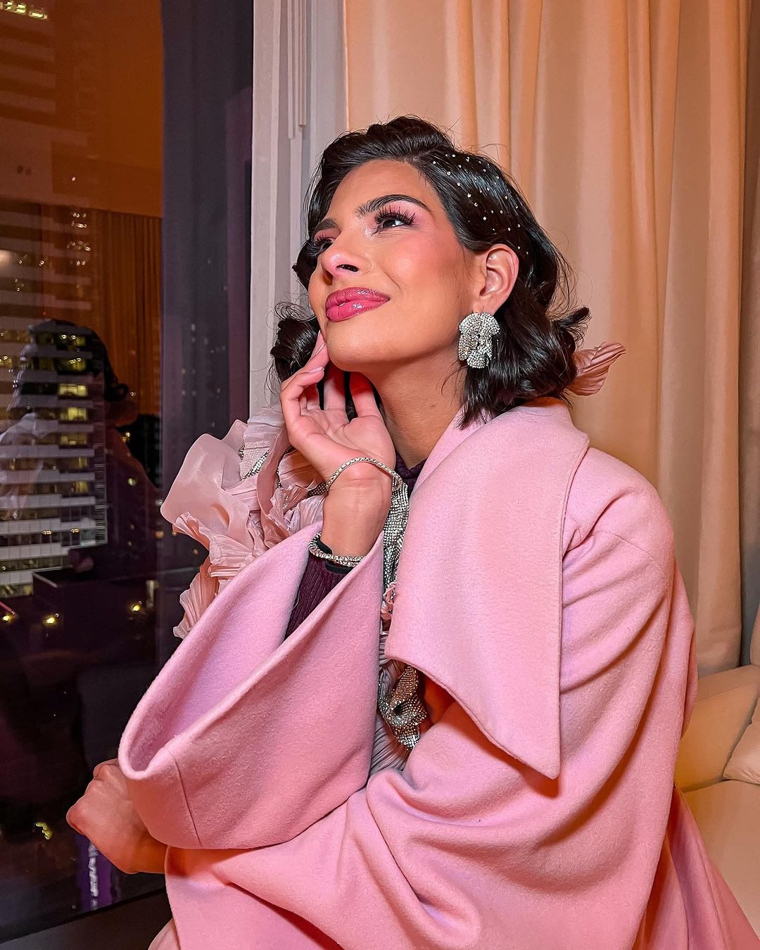 Diện mạo của người đẹp Nicaragua khi tham dự sự kiện chào năm mới 2024 tổ chức ở Quảng trường Thời đại, New York, Mỹ cũng không được đánh giá cao. Khán giả nhận xét phong cách trang điểm, làm tóc không phù hợp đã khiến Sheynnis Palacios bị già, sến. Bên cạnh đó, trang phục của cô cũng không nổi bật.