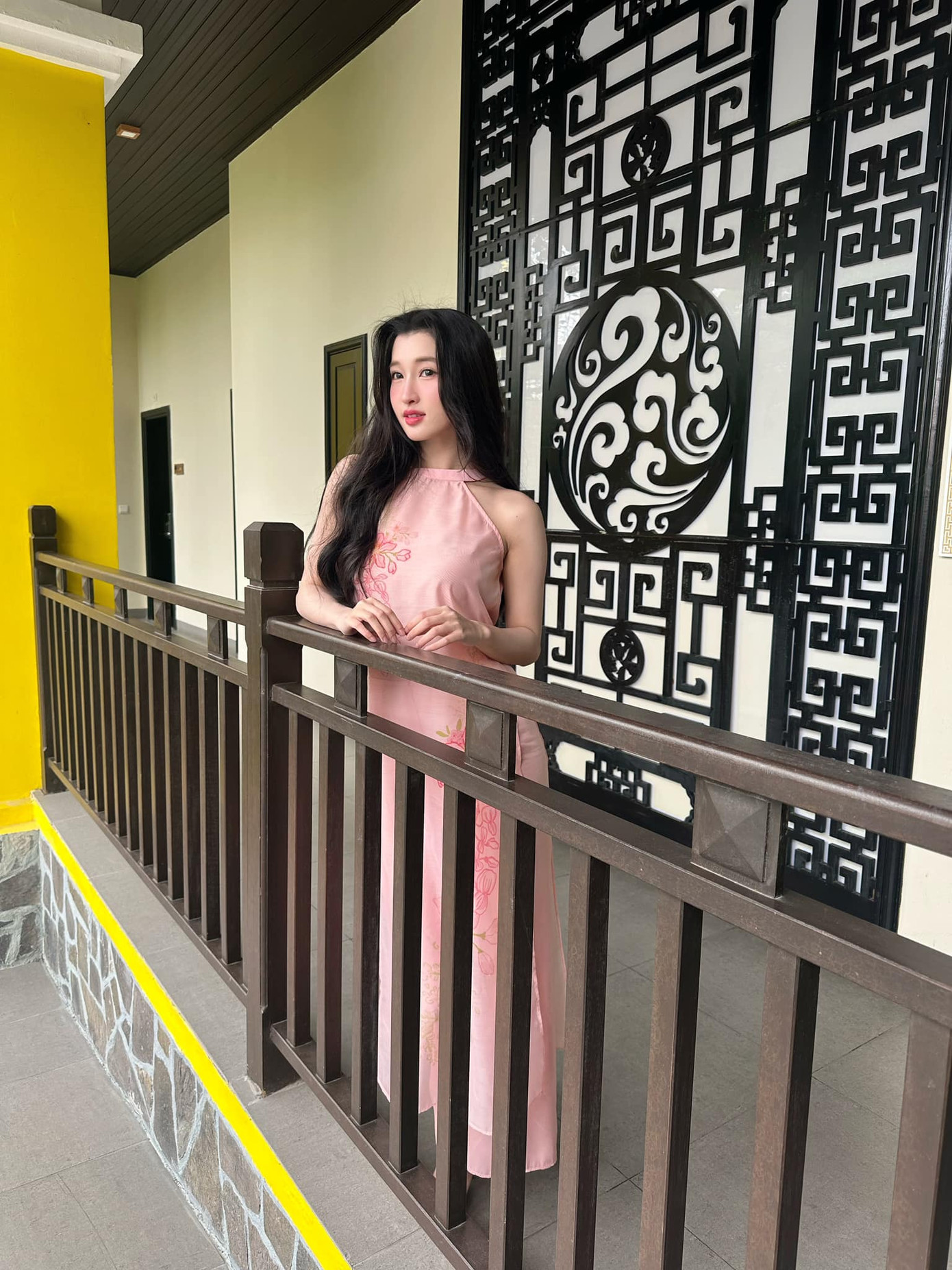 Á hậu Phương Nhi mặc áo dài tông màu hồng pastel, kiểu cổ yếm khi đi du lịch Đà Nẵng ngày Mùng 3 Tết. Á hậu Phương Nhi mặc áo dài tông màu hồng pastel, kiểu cổ yếm khi đi du lịch Đà Nẵng ngày Mùng 3 Tết.