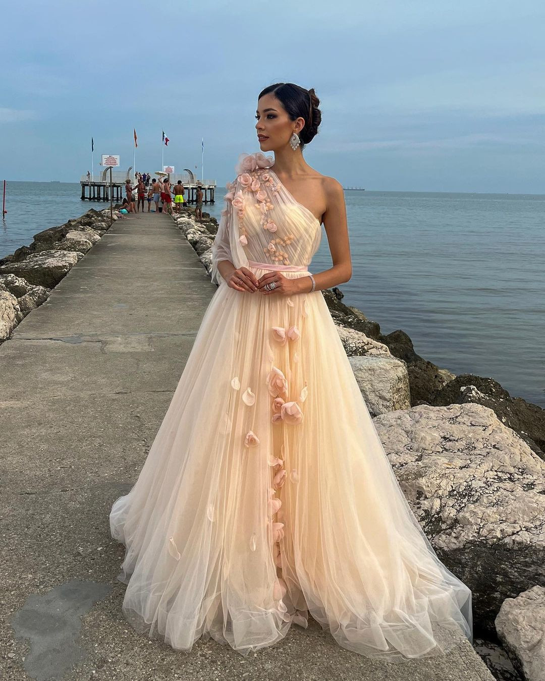 Bên cạnh đó, Camila còn được mời tham dự nhiều sự kiện giải trí lớn, các liên hoan phim như Cannes hay Venice.