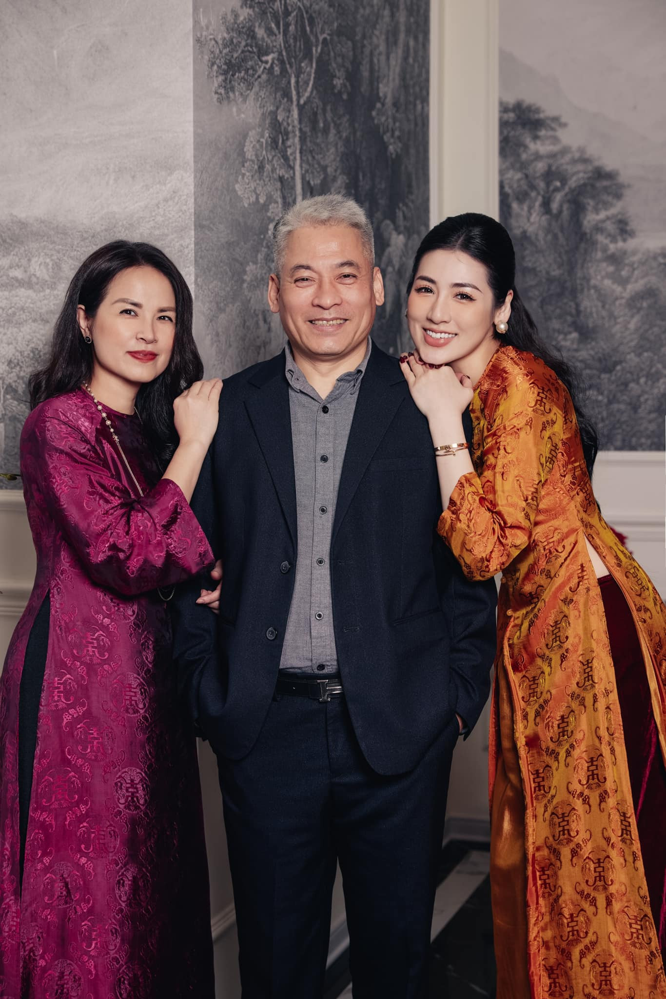 Á hậu Tú Anh khoe cậu con trai mặc áo dài đáng yêu khi hội ngộ gia đình.