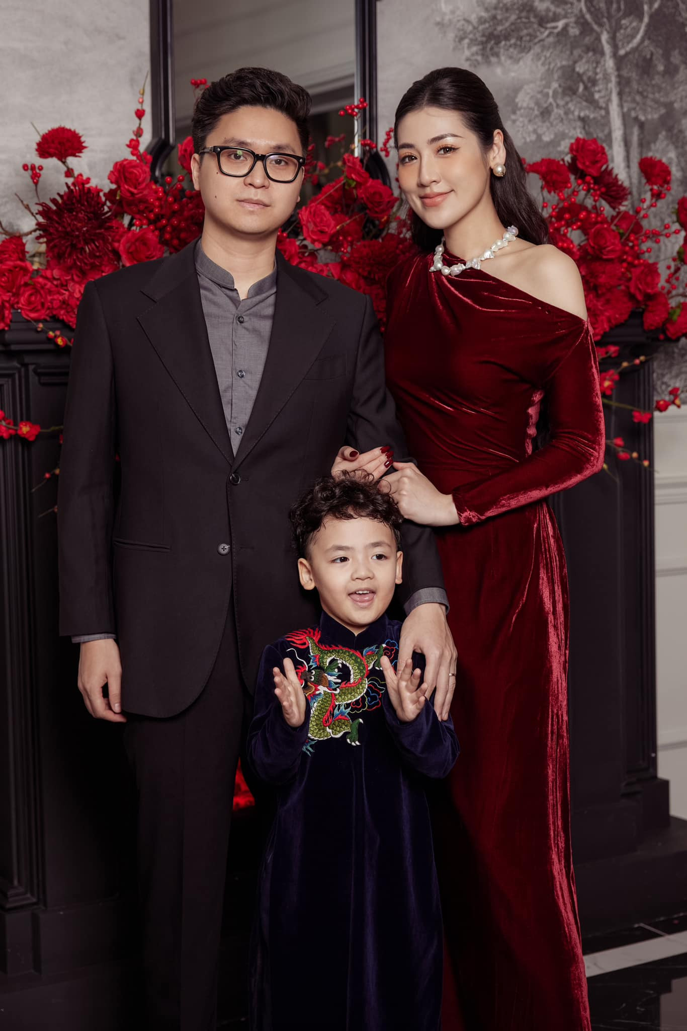 Á hậu Tú Anh mặc áo dài bên chồng và con trong ngày đầu năm mới. Á hậu Tú Anh mặc áo dài bên chồng và con trong ngày đầu năm mới.