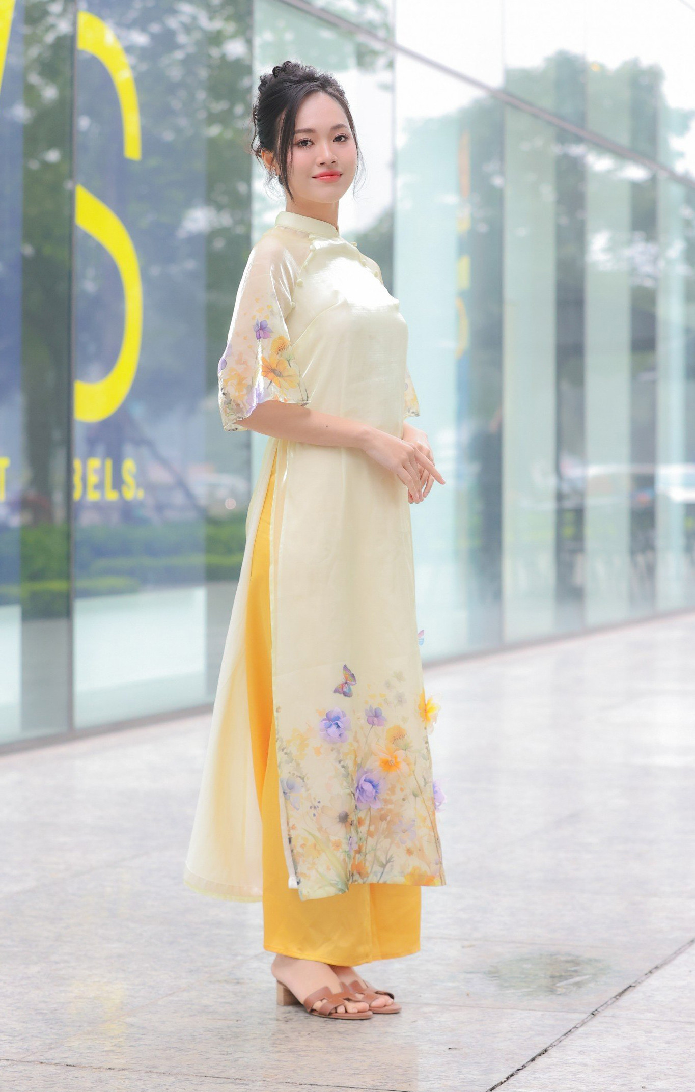 Á hậu Trịnh Thùy Linh đã có những chia sẻ với Tiền Phong về một năm 2023. Người đẹp xuất hiện nền nã, thanh lịch trong trang phục áo dài hoạ tiết hoa cỏ mùa xuân.