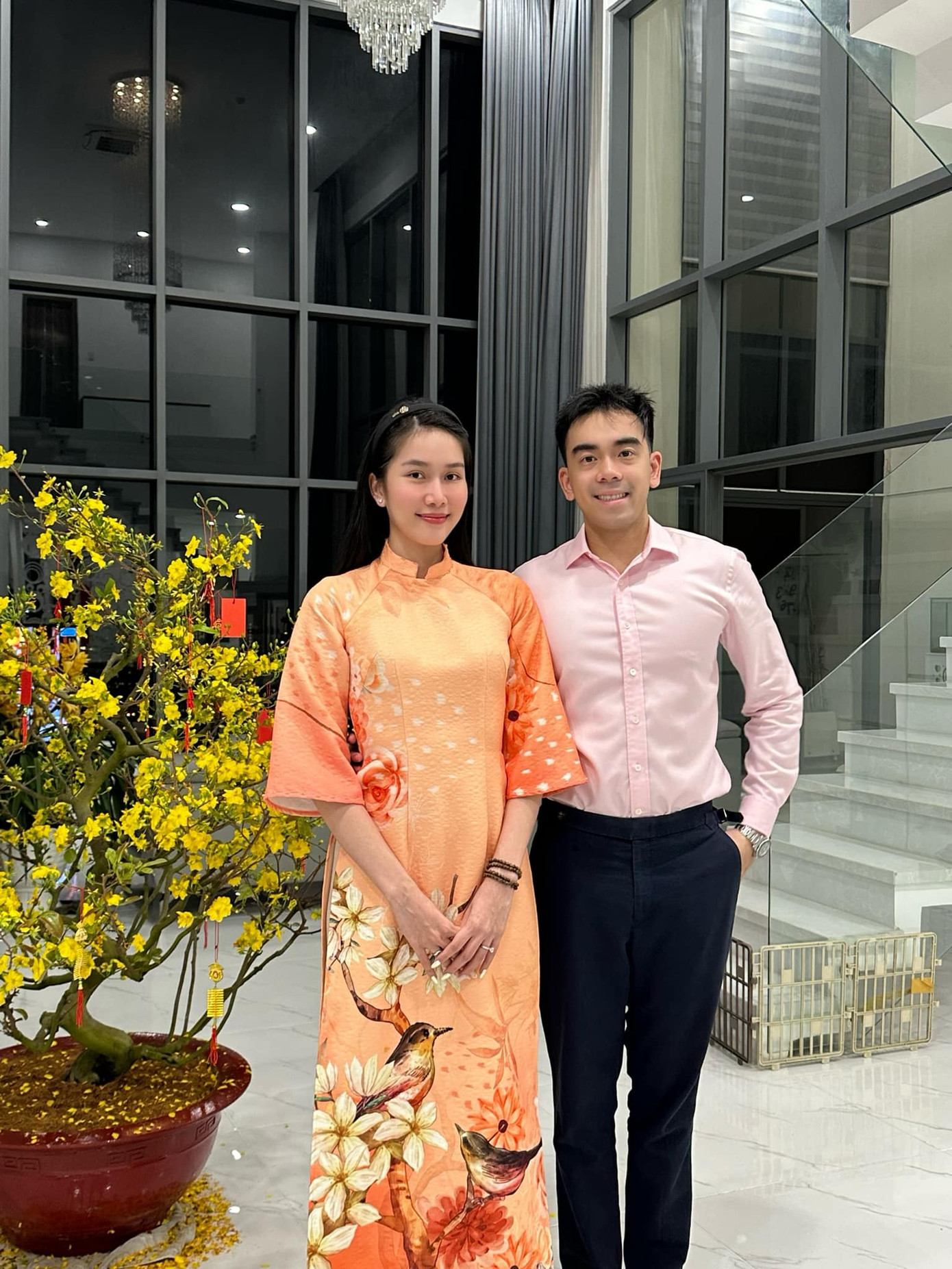 Á hậu Phương Anh mặc áo dài bên chồng và bố mẹ trong ngày đoàn tụ đầu năm. Á hậu Phương Anh mặc áo dài bên chồng và bố mẹ trong ngày đoàn tụ đầu năm.