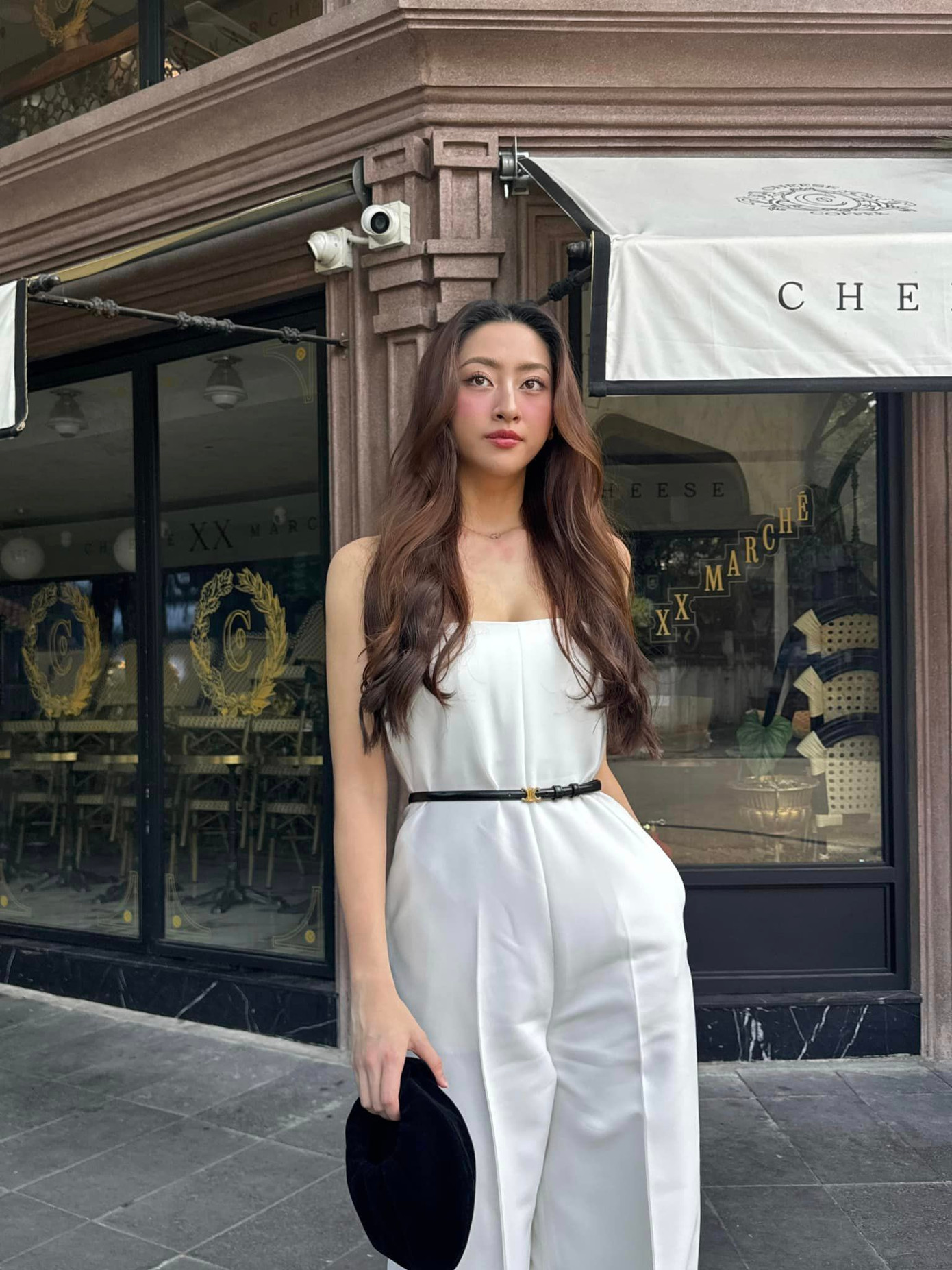 Hoa hậu Lương Thùy Linh mặc jumpsuit trắng thanh lịch khi đi cà phê đầu năm với bạn bè. Hoa hậu Lương Thùy Linh mặc jumpsuit trắng thanh lịch khi đi cà phê đầu năm với bạn bè.