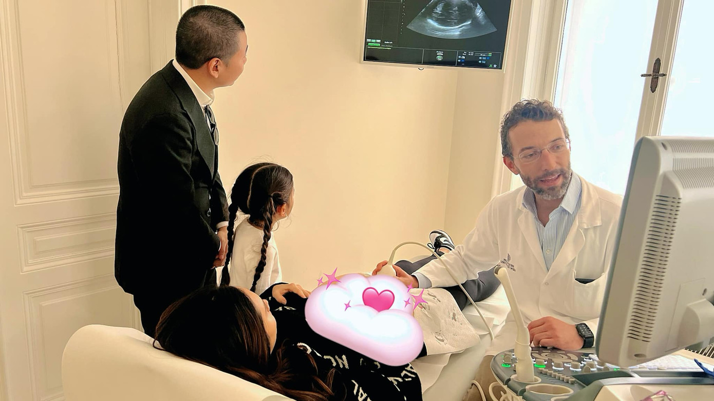 Á hậu Hoàng My chia sẻ hình ảnh đi siêu âm thai trong ngày Valentine. Trước đó, người đẹp tiết lộ mang thai con đầu lòng ở tuần 32. Hiện tại, Hoàng My ở Áo cùng bạn trai Việt kiều.