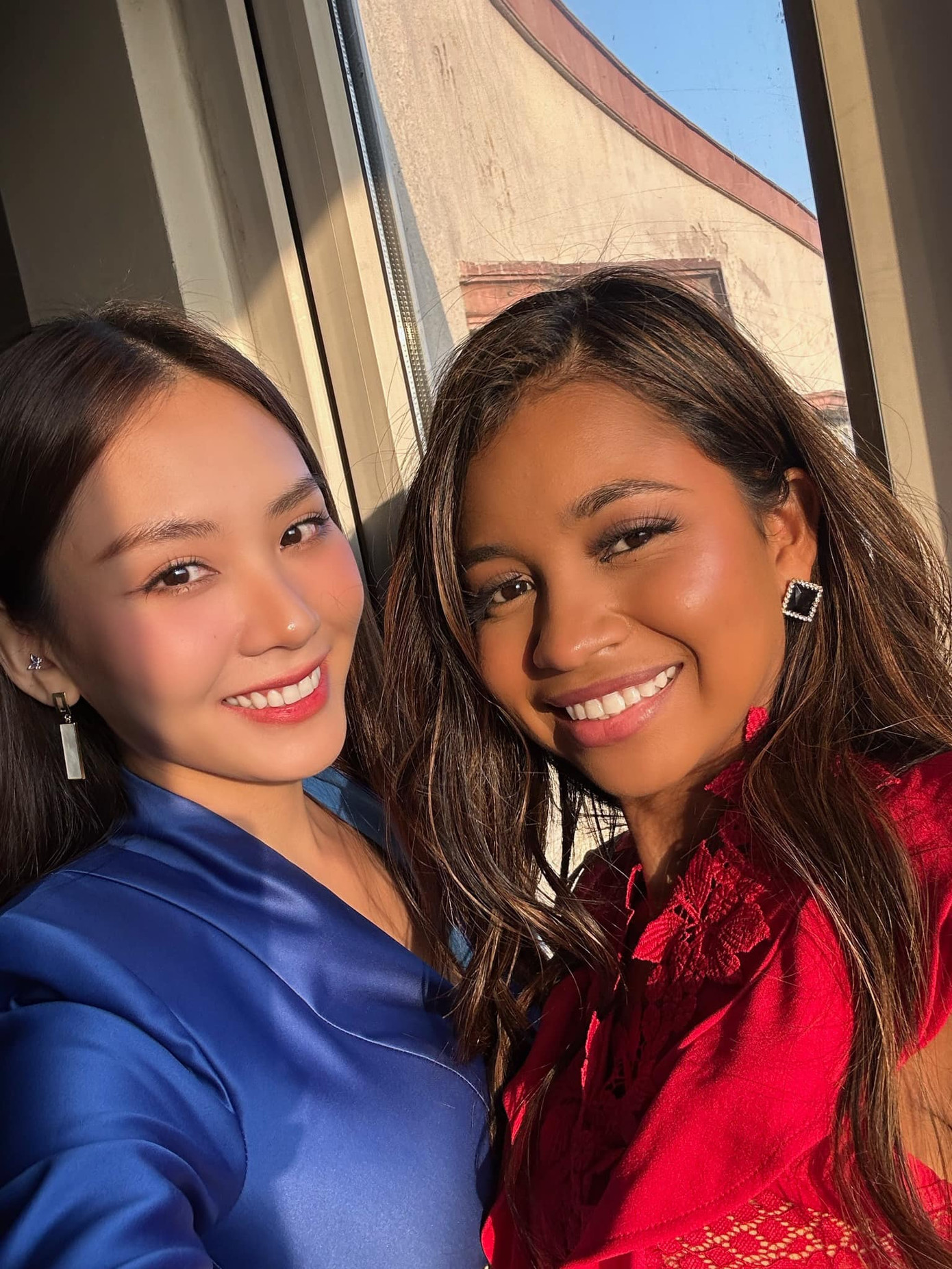 Trước đó, Mai Phương khoe ảnh chụp với bạn cùng phòng là người đẹp Elise - đại diện Belize tại cuộc thi năm nay. Mai Phương cho biết bạn cùng phòng của cô hiền lành.