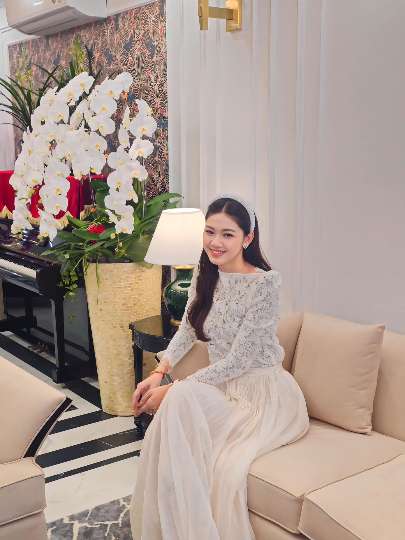 Á hậu Thanh Tú và chị gái Trà My cùng mặc áo dài trắng nền nã khi đi chúc Tết.