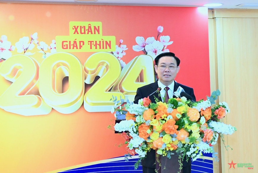 Chủ tịch Quốc hội Vương Đình Huệ phát biểu tại cuộc gặp mặt.