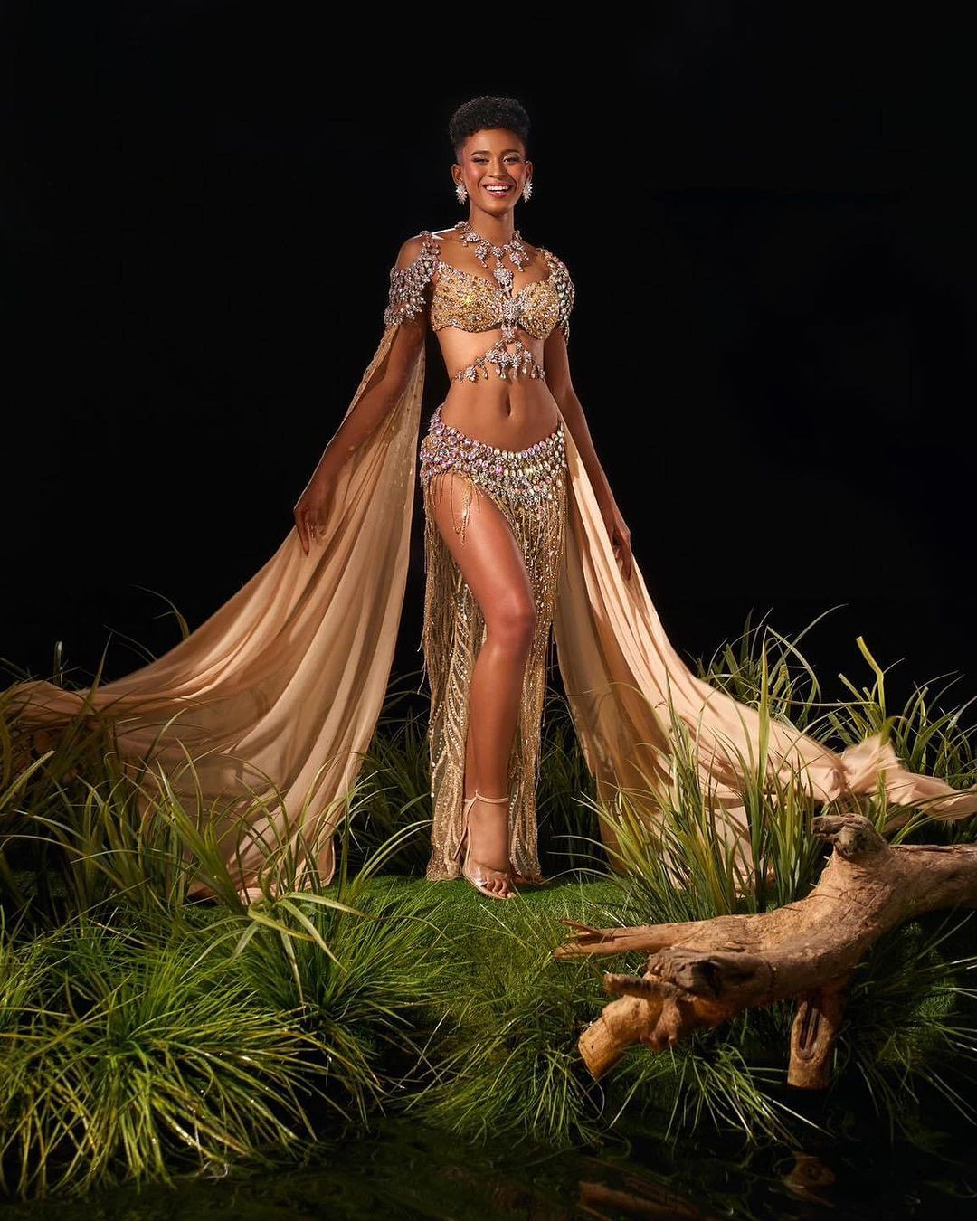 Alexie Mae Brooks gây chú ý trong quá trình tham gia cuộc thi với mái tóc tém ấn tượng và thân hình săn chắc, múi bụng rắn rỏi.