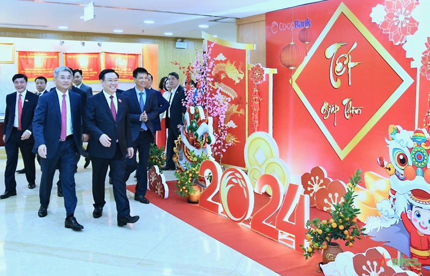 Chủ tịch Quốc hội Vương Đình Huệ tới chúc Tết Ngân hàng Hợp tác xã Việt Nam.