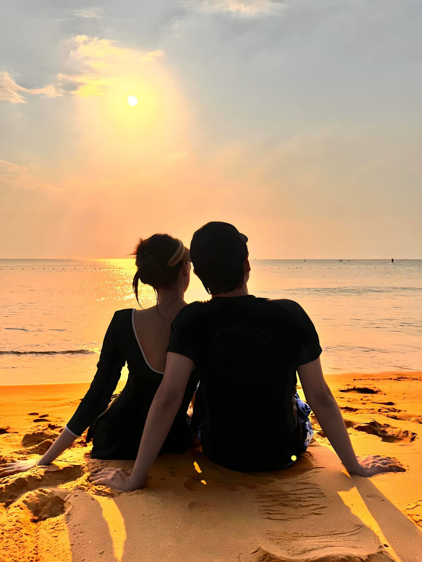 Hoa hậu Đặng Thu Thảo đăng ảnh ngắm hoàng hôn bên chồng trên biển trong ngày lễ Tình nhân 14/2 thu hút sự chú ý của khán giả. Bức ảnh nhận được lượng tương tác lớn. Nhiều người thể hiện sự ngưỡng mộ hạnh phúc của người đẹp Bạc Liêu.