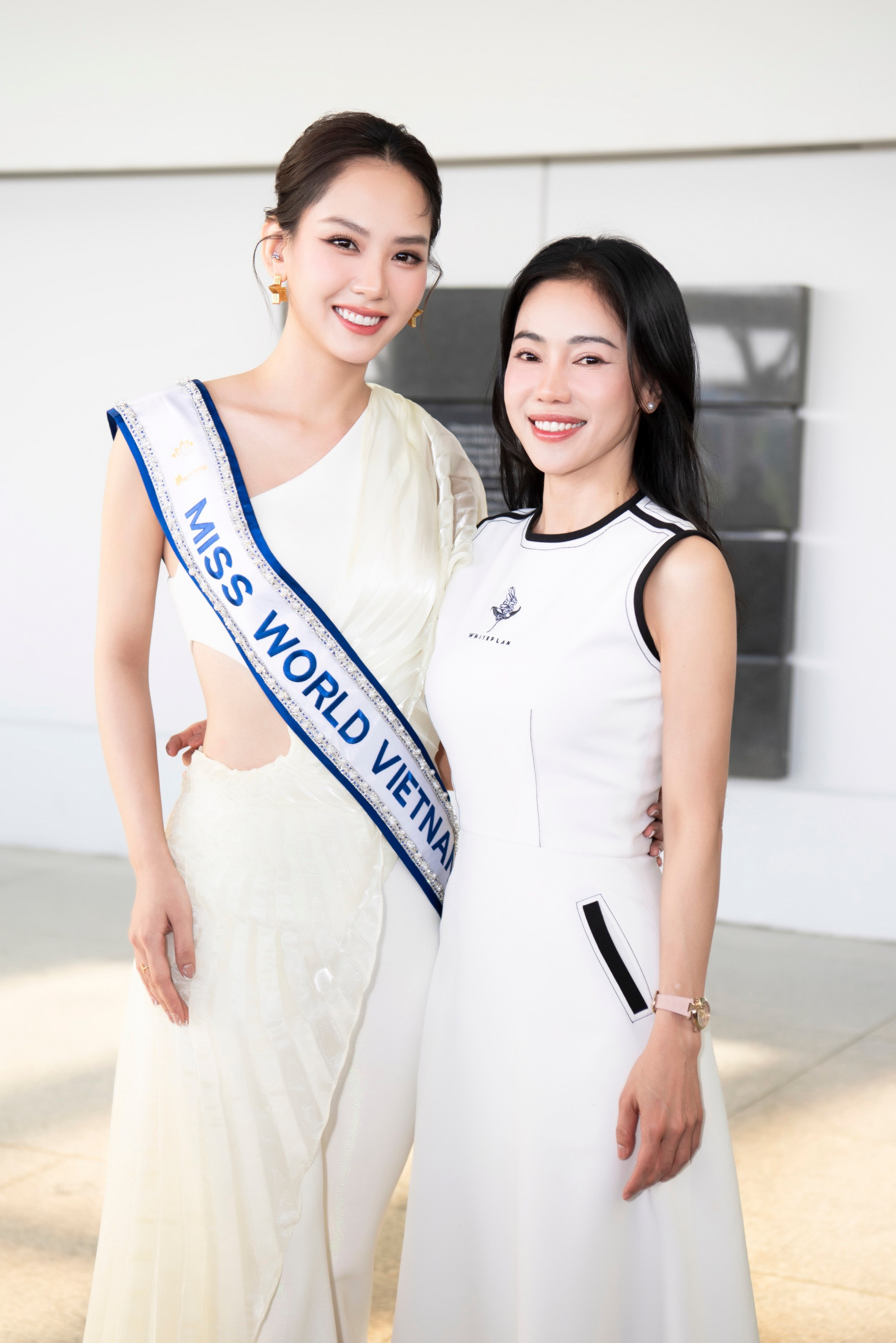 Bà Phạm Kim Dung - Chủ tịch Miss World Vietnam ra sân bay để tiễn Mai Phương. Bà Kim Dung cũng chuẩn bị nhiều món ăn Việt Nam như tôm rim nước dừa, ba rọi xào mắm ruốc, gà sấy khô…để Mai Phương mang theo sang Ấn Độ.