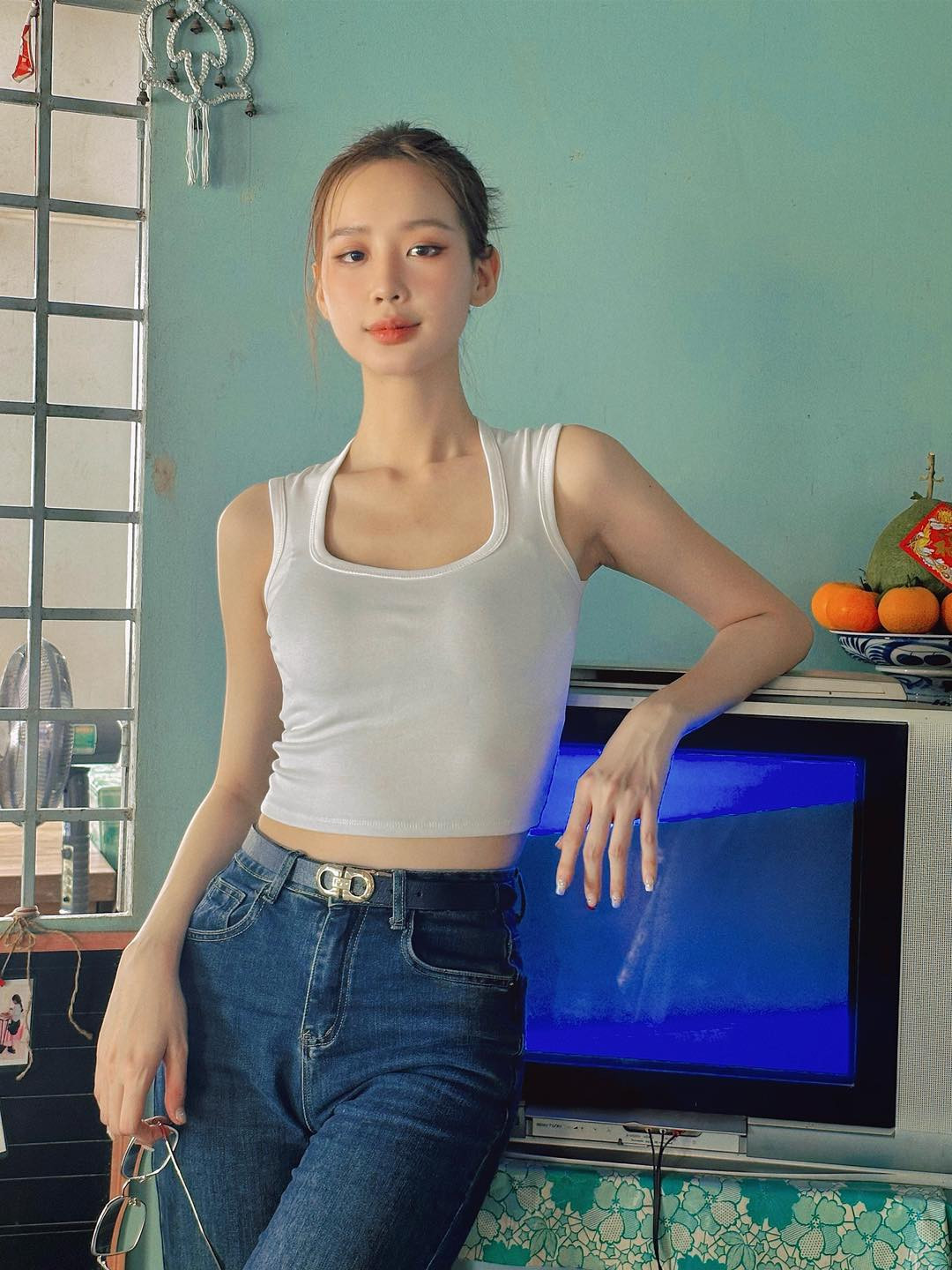 Hoa hậu Bảo Ngọc mặc áo ba lỗ cá tính, năng động trong ngày Tết.