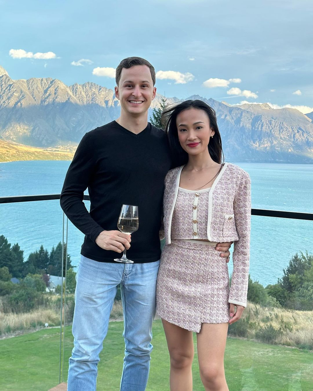 Sarita Teth được bạn trai người Mỹ cầu hôn ở thị trấn Wanaka - phía Nam của New Zealand. Sarita Teth được bạn trai người Mỹ cầu hôn ở thị trấn Wanaka - phía Nam của New Zealand.