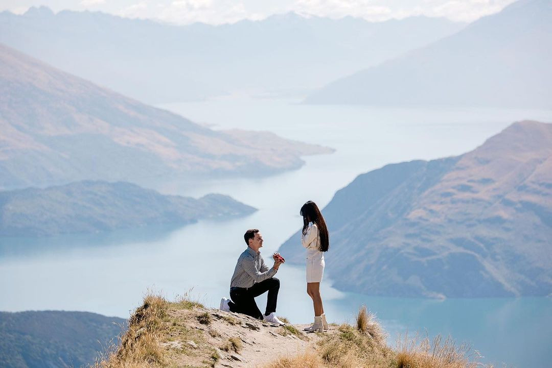 Sarita Teth được bạn trai người Mỹ cầu hôn ở thị trấn Wanaka - phía Nam của New Zealand. Sarita Teth được bạn trai người Mỹ cầu hôn ở thị trấn Wanaka - phía Nam của New Zealand.