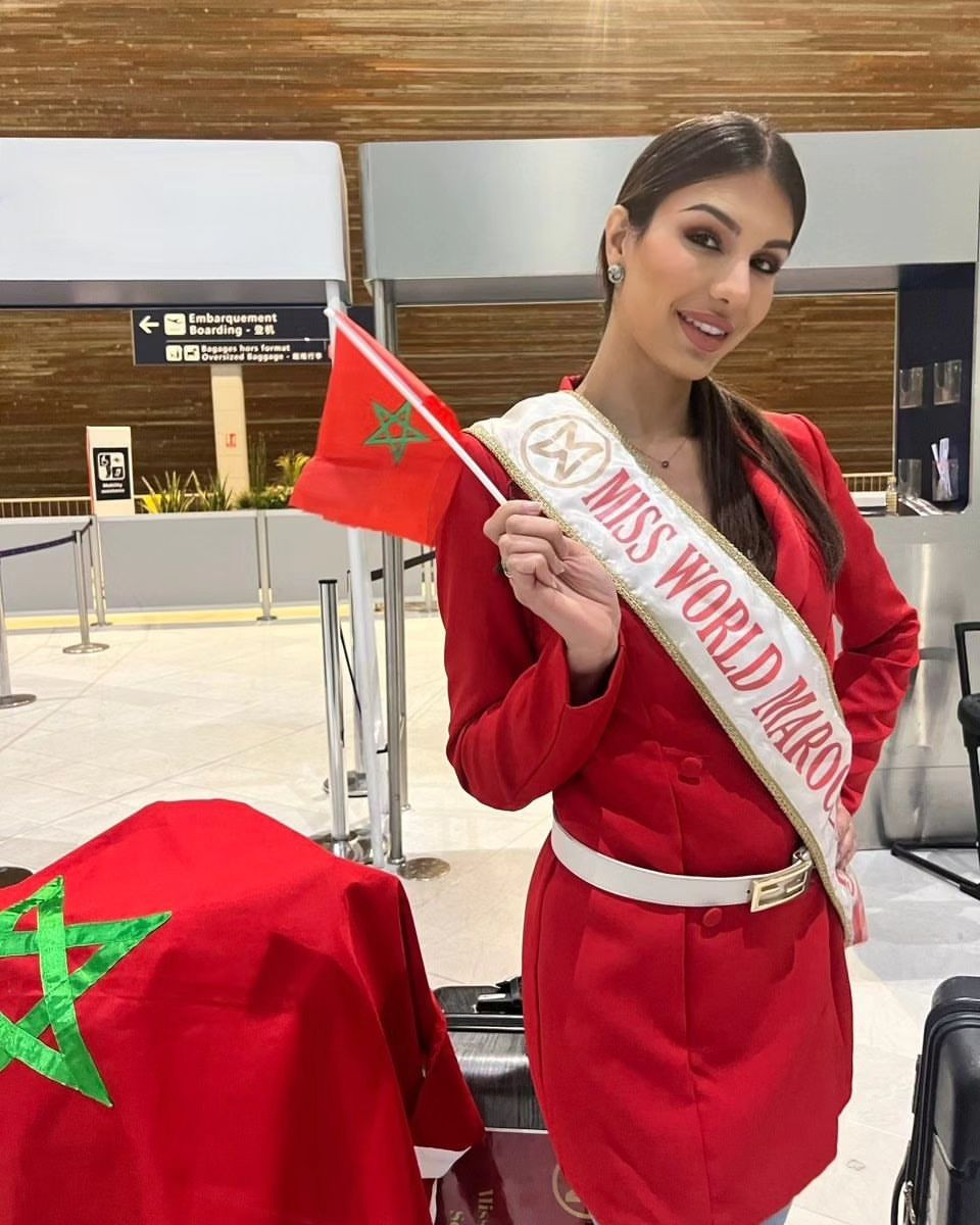 Đại diện Ma Rốc - Sonia Aït Mansour mặc trang phục màu đỏ nổi bật ở sân bay. Cô là người đẹp có kinh nghiệm thi nhan sắc. Người đẹp tham dự cuộc thi France at Face of Beauty International 2015 và vào Top 15. Sau đó, cô đăng quang danh hiệu Miss Prestige Paris-Île de France 2015. Cô cũng từng sang Việt Nam tham dự Miss Eco International 2017.