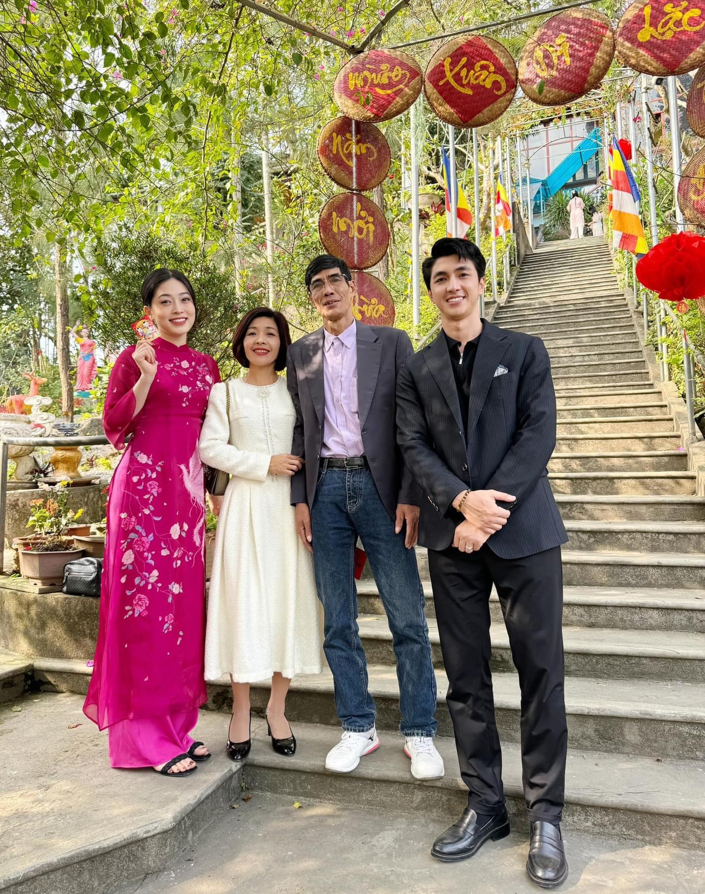 Á hậu Phương Nga và chồng - diễn viên Bình An đi du xuân trong ngày Mùng 2 Tết.