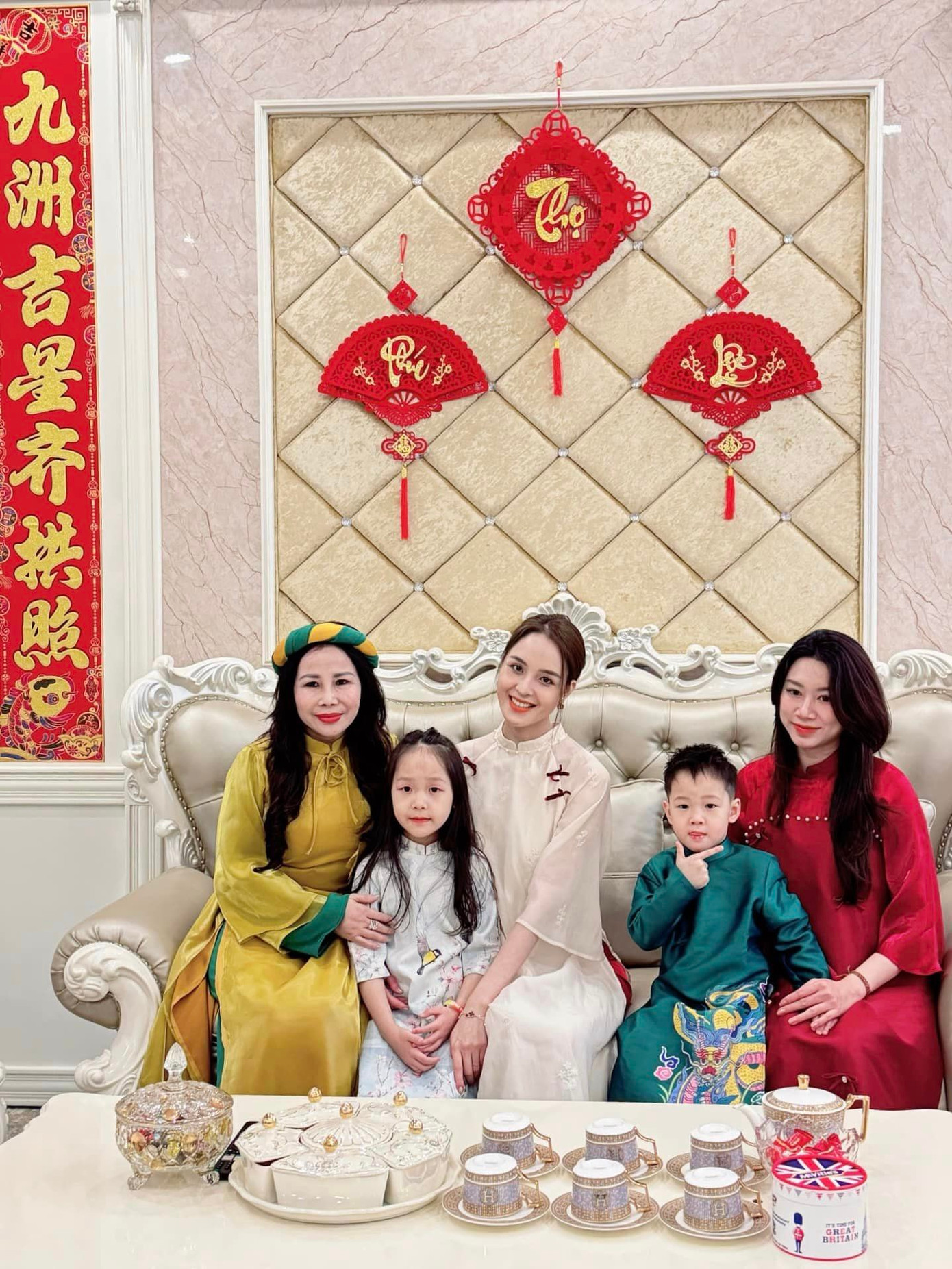 Á hậu Hoàng Anh và các con mặc áo dài khi đi chúc Tết ông bà.