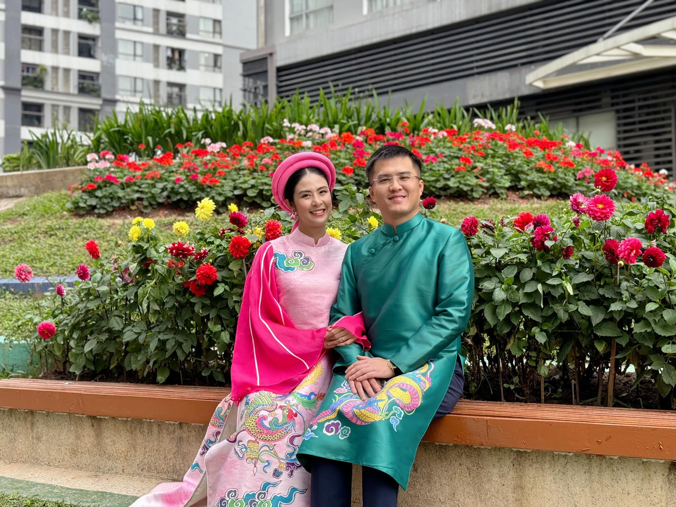 Theo thông lệ, Hoa hậu Ngọc Hân cùng chồng và đại gia đình mặc áo dài khi gặp gỡ trong ngày Mùng 1 Tết. Theo thông lệ, Hoa hậu Ngọc Hân cùng chồng và đại gia đình mặc áo dài khi gặp gỡ trong ngày Mùng 1 Tết.