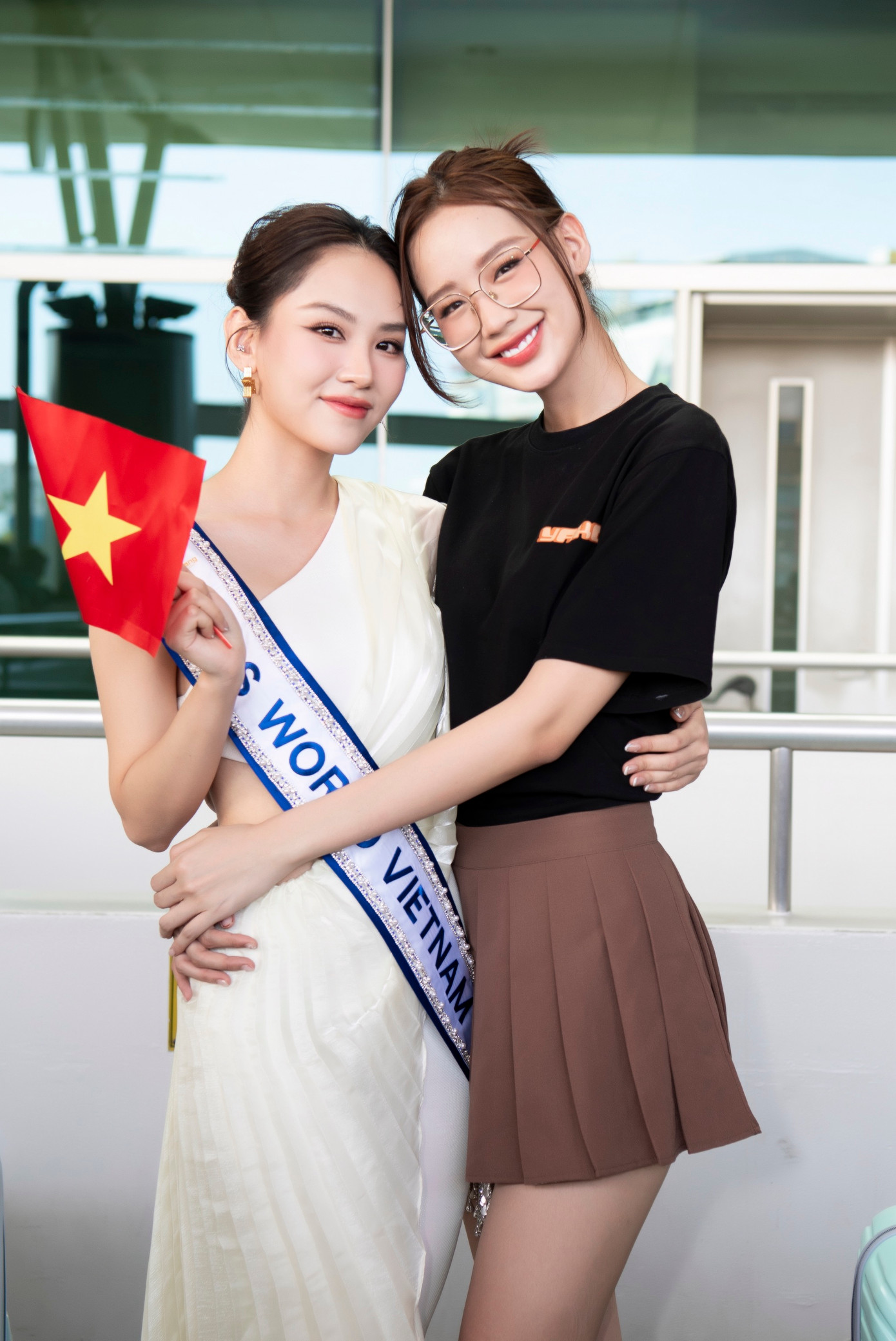 Hoa hậu Bảo Ngọc diện trang phục giản dị tới tiễn Mai Phương. Họ là chị em thân thiết kể từ cuộc thi Hoa hậu Việt Nam 2020 và sau đó là Miss World Vietnam 2022.