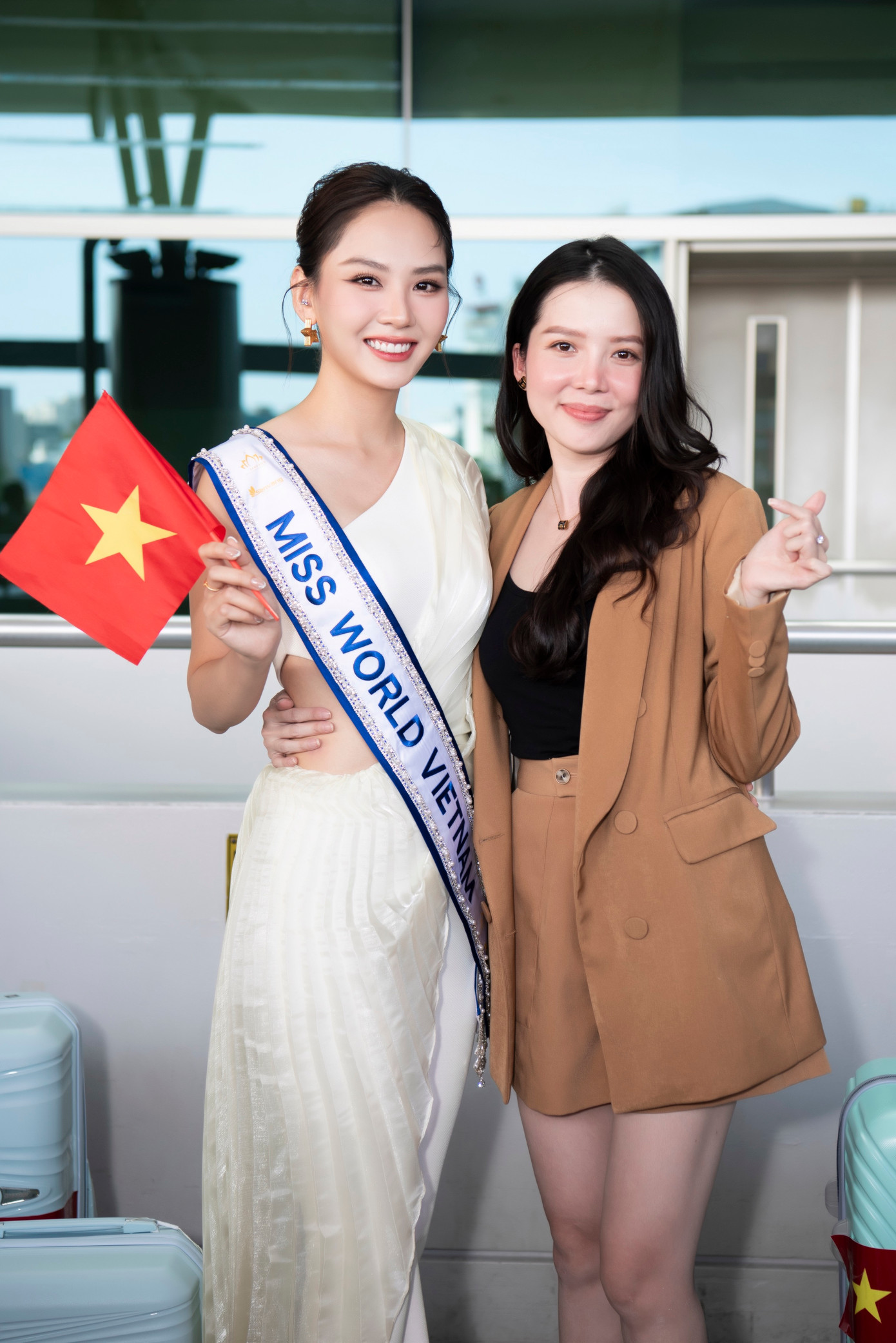 Hoa khôi Huỳnh Thúy Vi và Á hậu Phương Anh cũng tới sân bay tiễn và chúc Mai Phương lên đường may mắn.