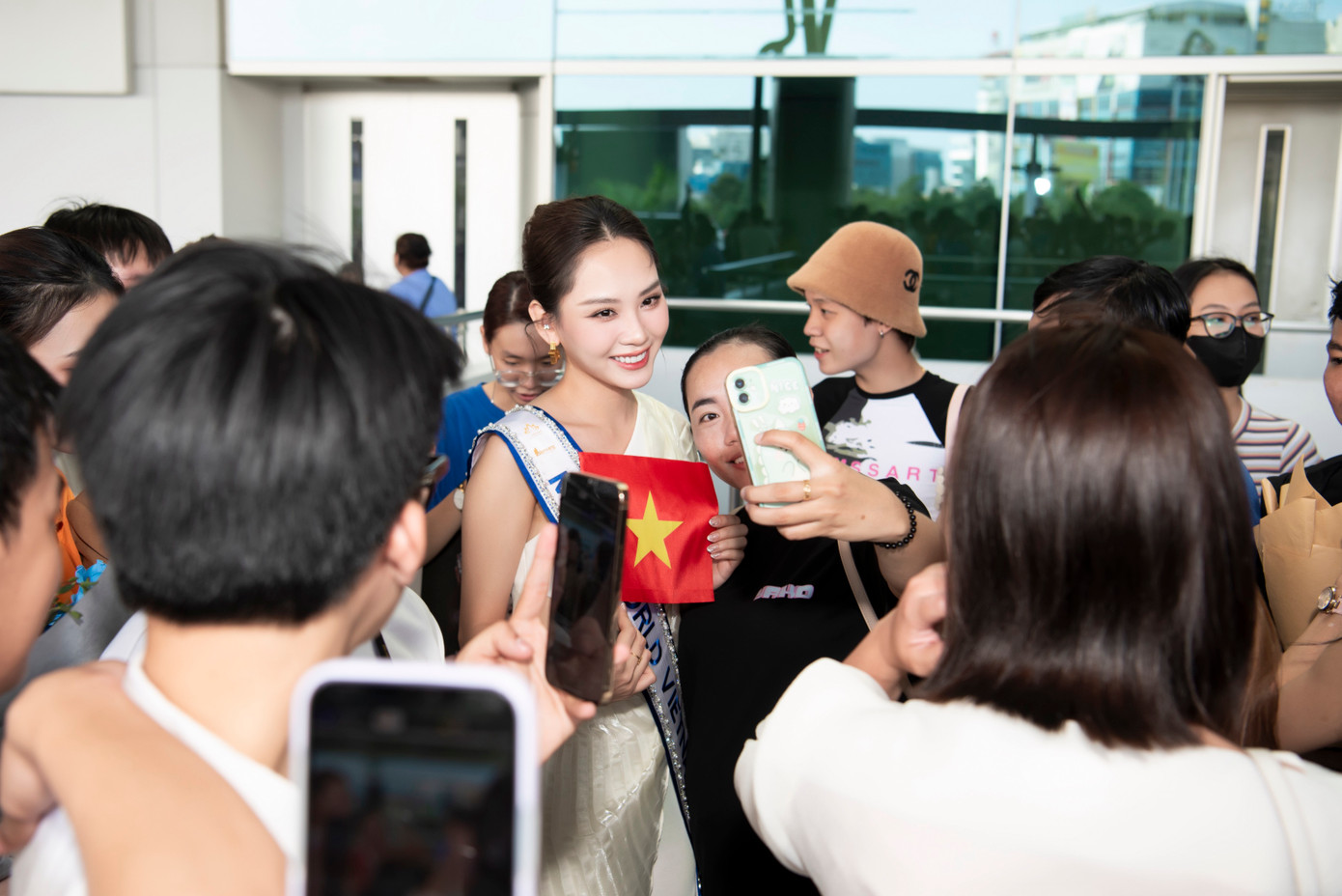 Trước giờ lên đường, Mai Phương chia sẻ: "Tôi rất vui và bất ngờ vì chuyến bay của mình gần dịp Tết nhưng mọi người vẫn thu xếp để tiễn tôi đi thi. Nhờ mọi người mà tôi quên hết những lo lắng và háo hức được dự thi để mọi người ở Việt Nam có thể dõi theo mình". Hành trình tham dự Miss World của Mai Phương sẽ bắt đầu từ ngày 18/2. Chung kết sẽ diễn ra vào ngày 9/3.