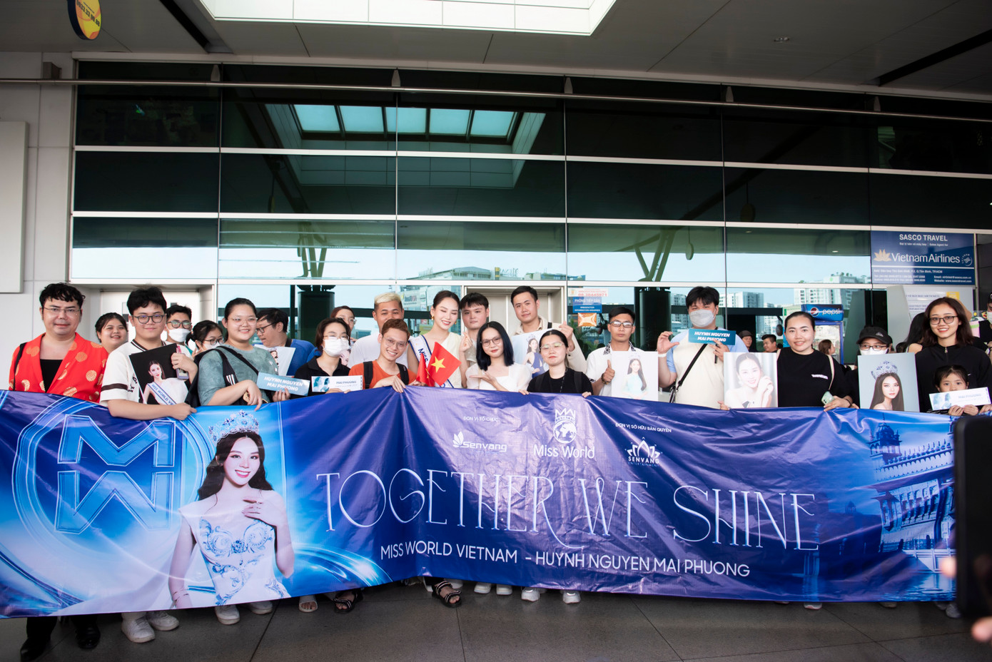 Mai Phương mang theo 140 kg hành lý với hơn 30 bộ trang phục được chuẩn bị kỹ lưỡng cho cuộc thi lần này. Nhiều người hâm mộ sắc đẹp đã có mặt ở sân bay Tân Sơn Nhất từ sớm để tiễn Mai Phương.