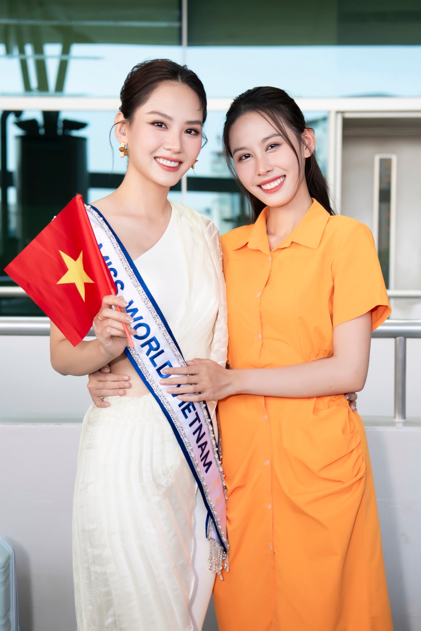 Á hậu Ngọc Hằng tới tiễn Mai Phương đi thi quốc tế.