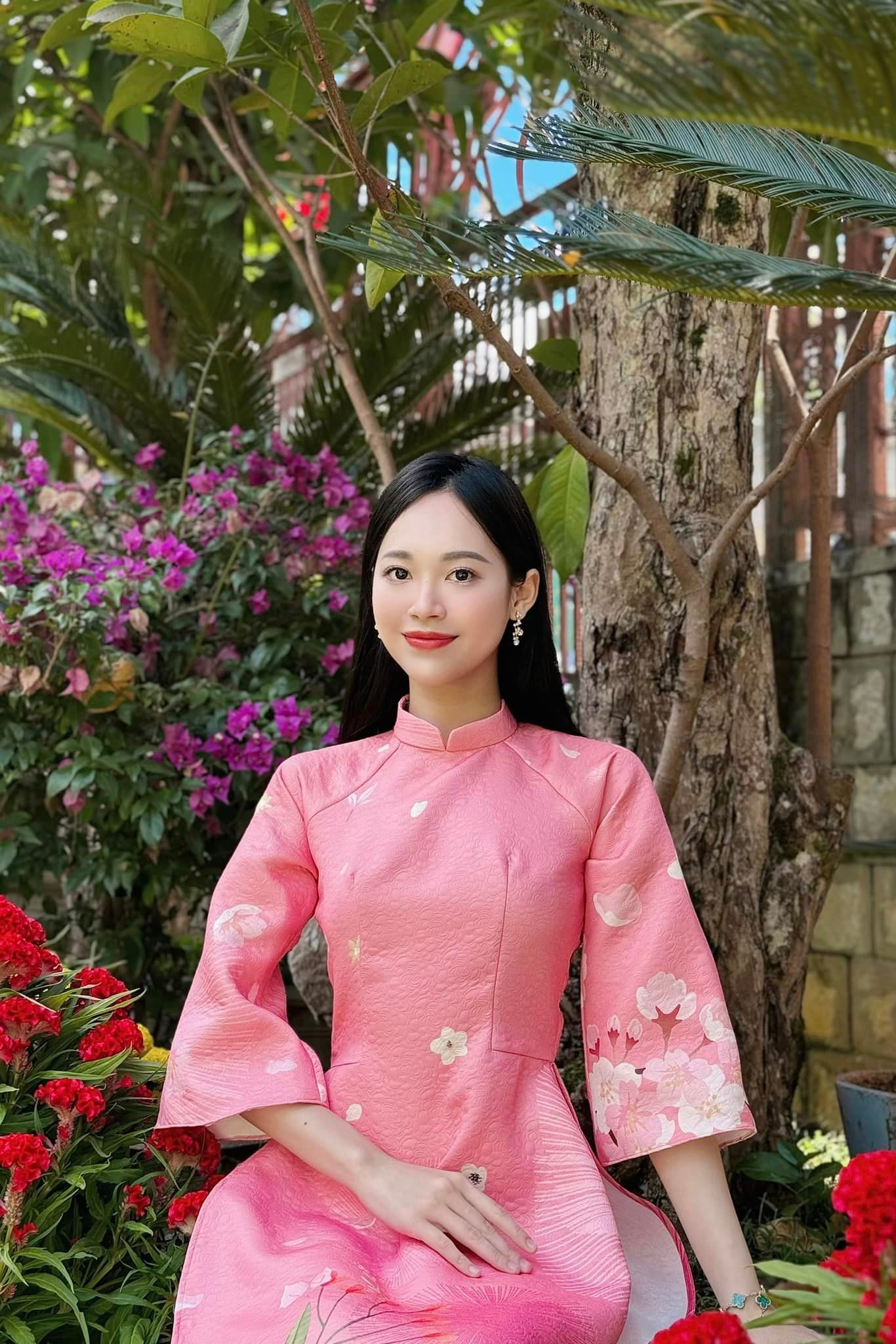 Á hậu Trịnh Thùy Linh diện áo dài tông hồng ngọt ngào, khoe nhan sắc dịu dàng. Á hậu Trịnh Thùy Linh diện áo dài tông hồng ngọt ngào, khoe nhan sắc dịu dàng.