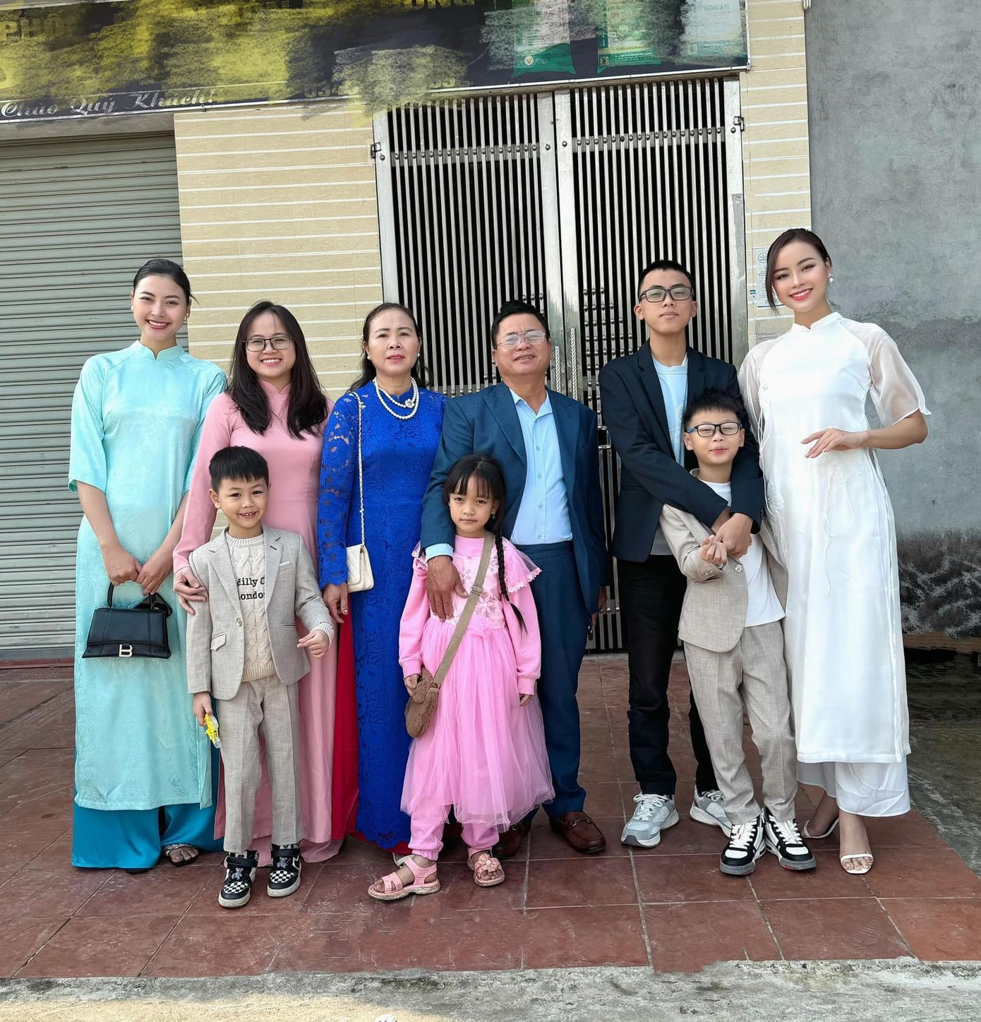 Hai chị em Á hậu Đào Hà, Đào Hiền diện áo dài đi chúc Tết người thân.