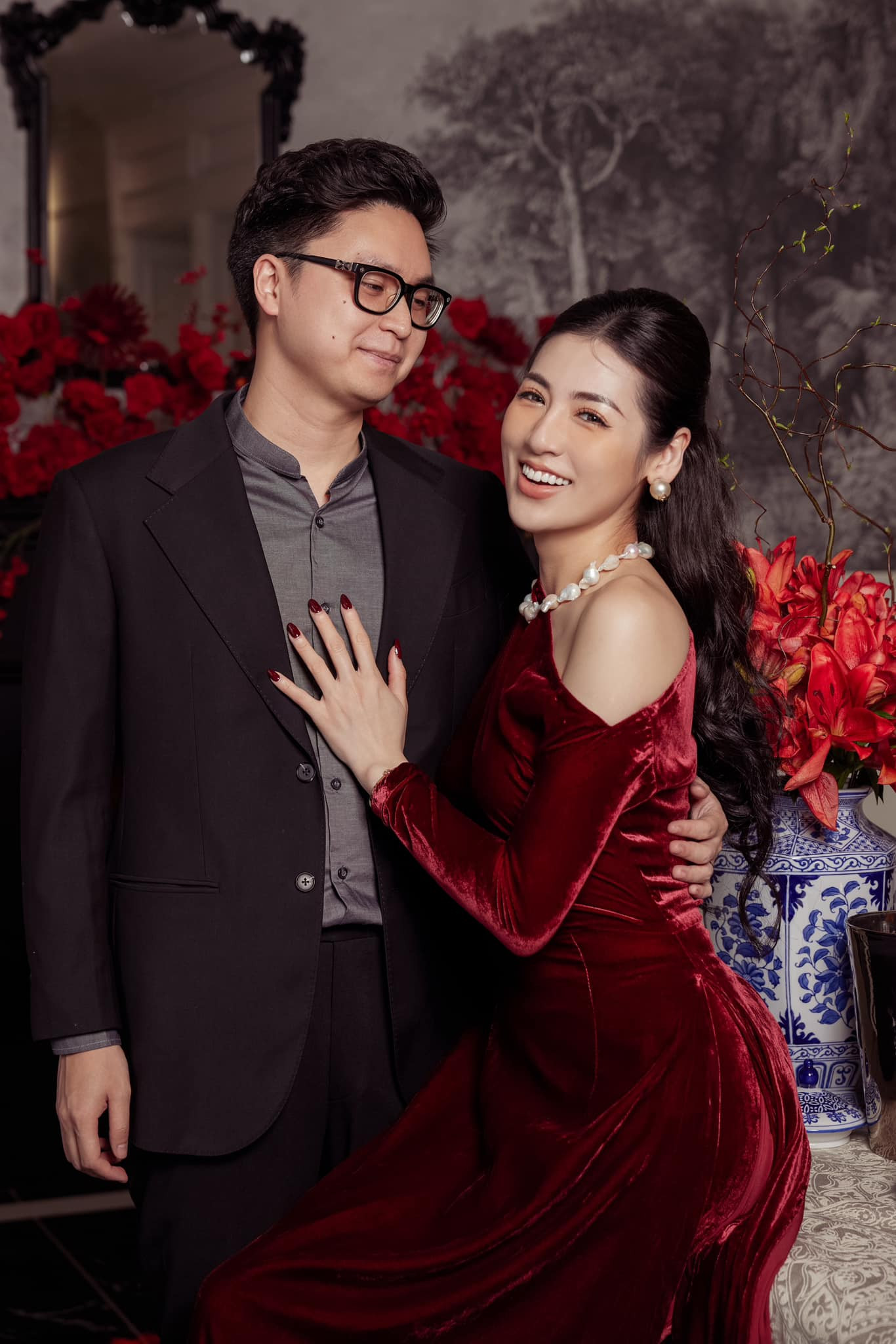 Á hậu Tú Anh mặc áo dài bên chồng và con trong ngày đầu năm mới. Á hậu Tú Anh mặc áo dài bên chồng và con trong ngày đầu năm mới.