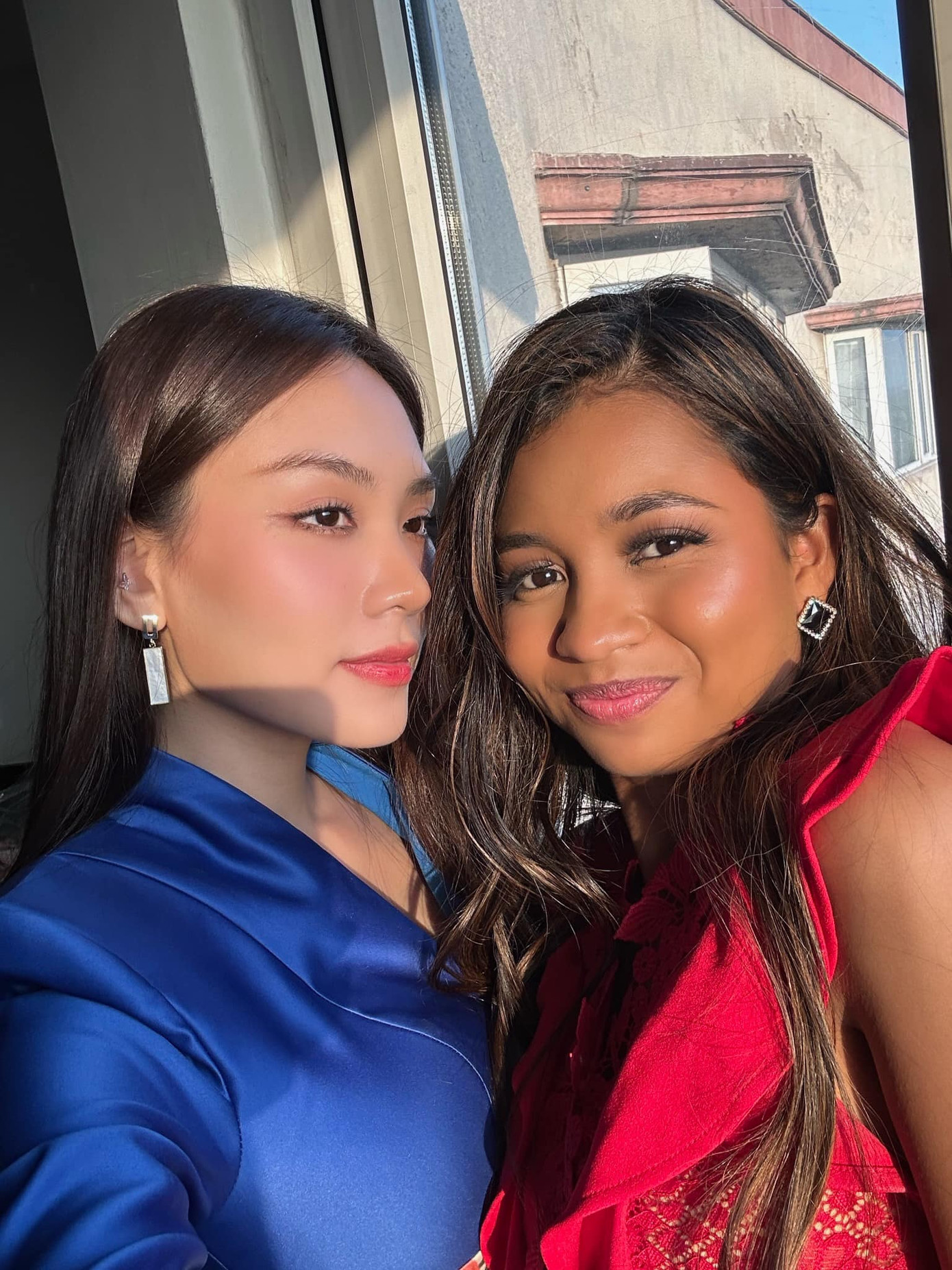 Trước đó, Mai Phương khoe ảnh chụp với bạn cùng phòng là người đẹp Elise - đại diện Belize tại cuộc thi năm nay. Mai Phương cho biết bạn cùng phòng của cô hiền lành.