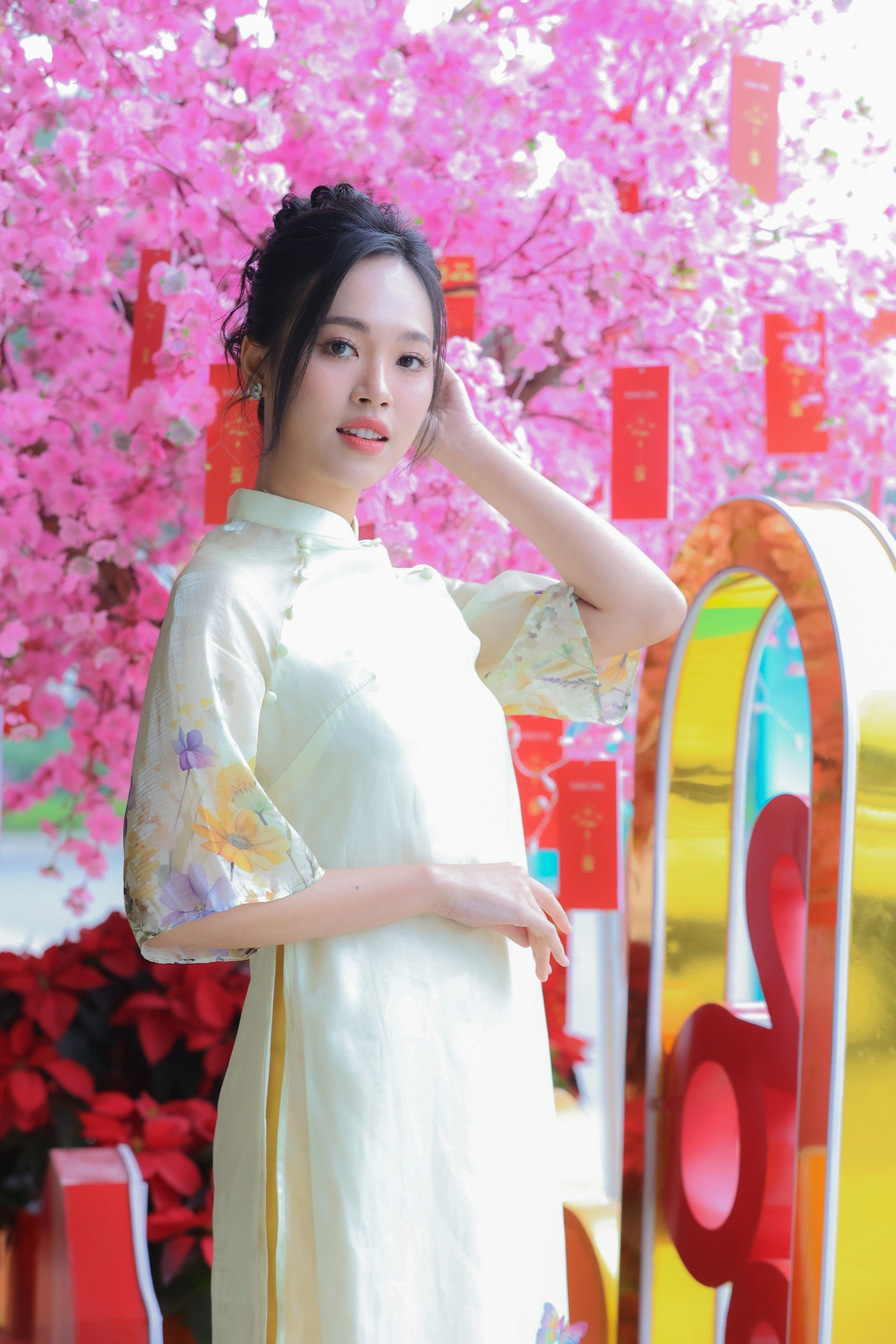 Nhìn lại một năm, Thùy Linh cảm thấy mình đã trưởng thành hơn nhiều. Cô bình tâm đón nhận những lời khen, chê. "Năm qua, tôi dành thời gian khám phá bản thân để tìm hướng đi phù hợp. Có những người chê tôi nhạt, phong cách không nổi bật. Tôi thừa nhận chưa có kinh nghiệm trong lĩnh vực thời trang nên đang cố gắng hoàn thiện, tiếp thu những lời góp ý về phong cách của mình. Tuy nhiên, tôi không quá để tâm đến những lời chê bai khiếm nhã. Tôi biết mình mong muốn điều gì và theo đuổi phong cách nào. Tất nhiên, sẽ có những lần tôi được khen và bị chê, tuy nhiên sau đó tôi trưởng thành hơn và biết mình hợp và không hợp với phong cách nào", cô nói.