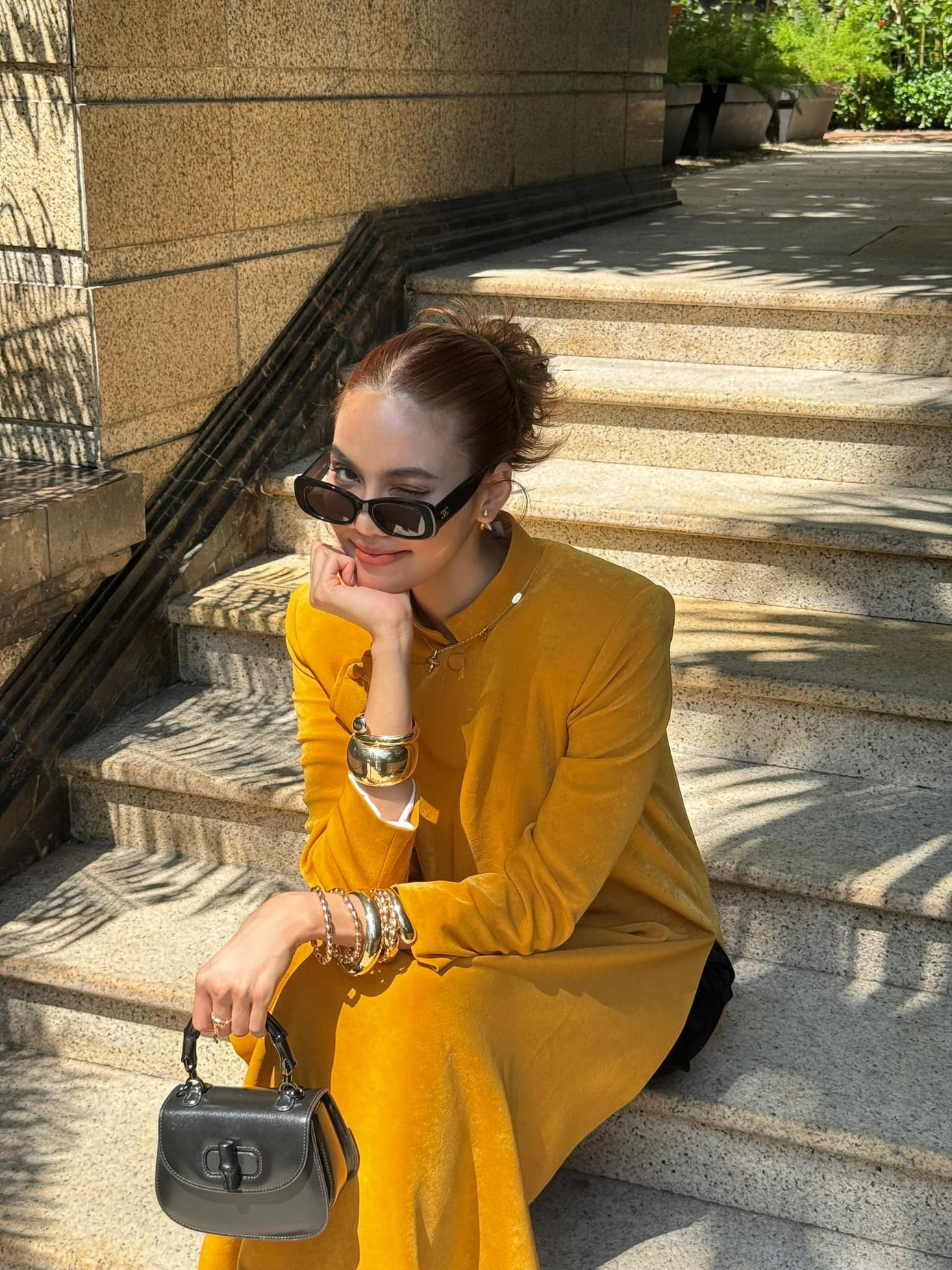 Hoa khôi Lan Khuê chọn áo dài kiểu dáng cổ điển, tông màu vàng nổi bật. Hoa khôi Lan Khuê chọn áo dài kiểu dáng cổ điển, tông màu vàng nổi bật.