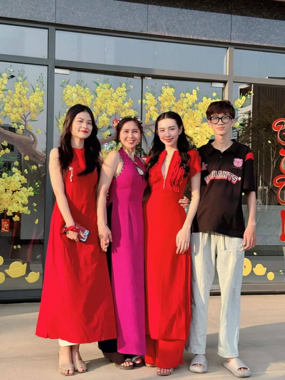 Hoa hậu Thùy Tiên mặc áo dài kiểu cổ xẻ hiện đại khi đi chơi cùng gia đình trong ngày Mùng 2 Tết.