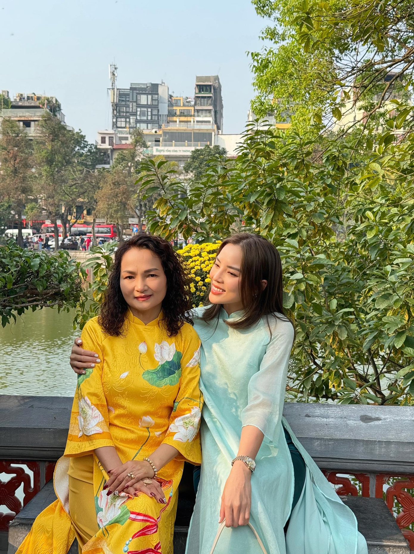 Hoa hậu Kỳ Duyên và mẹ mặc áo dài đi vãn cảnh chùa ngày đầu năm mới ở Hà Nội. Hoa hậu Kỳ Duyên và mẹ mặc áo dài đi vãn cảnh chùa ngày đầu năm mới ở Hà Nội.