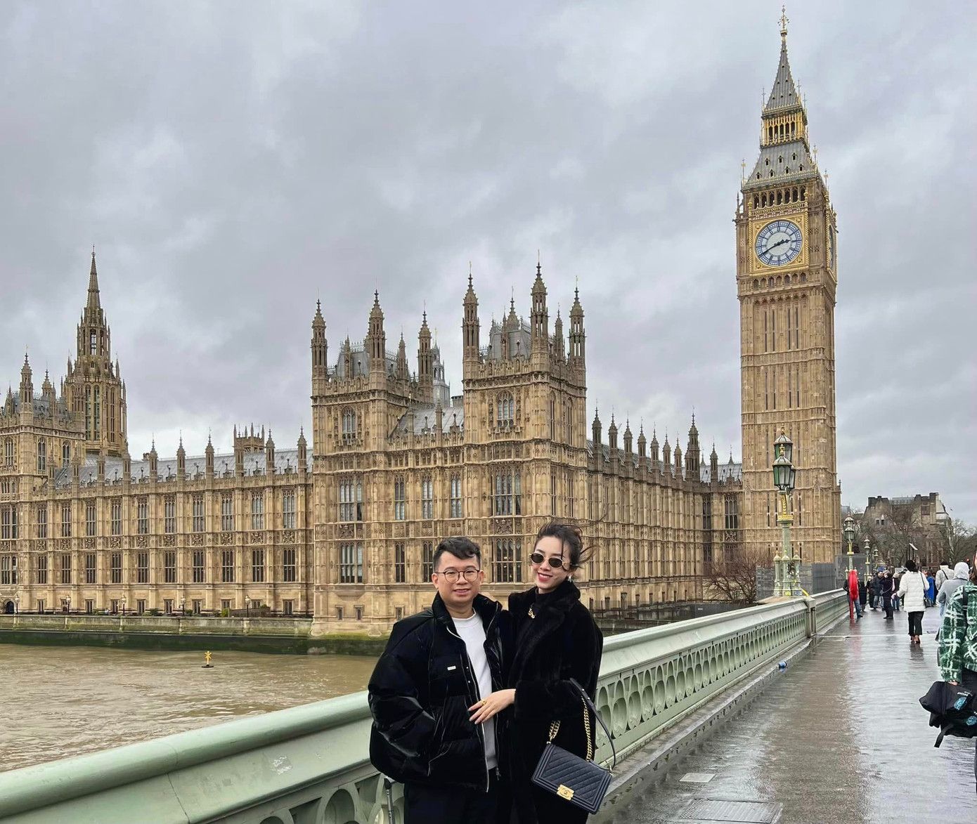 Á hậu Thúy An đón Valentine cùng chồng ở London, Anh. Người đẹp chia sẻ thời tiết ở London rất lạnh nhưng trong lòng cô vẫn thấy ấm áp khi ở cạnh chồng.