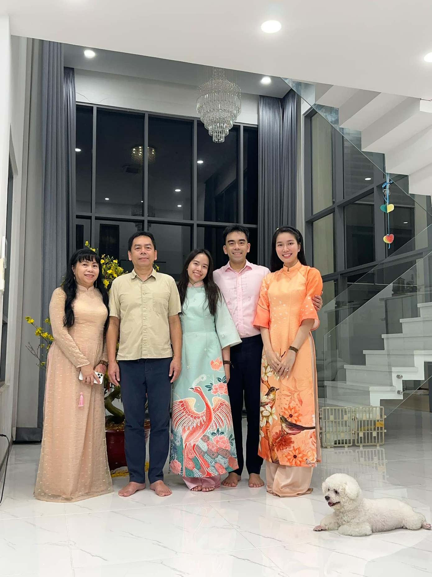 Á hậu Phương Anh mặc áo dài bên chồng và bố mẹ trong ngày đoàn tụ đầu năm. Á hậu Phương Anh mặc áo dài bên chồng và bố mẹ trong ngày đoàn tụ đầu năm.