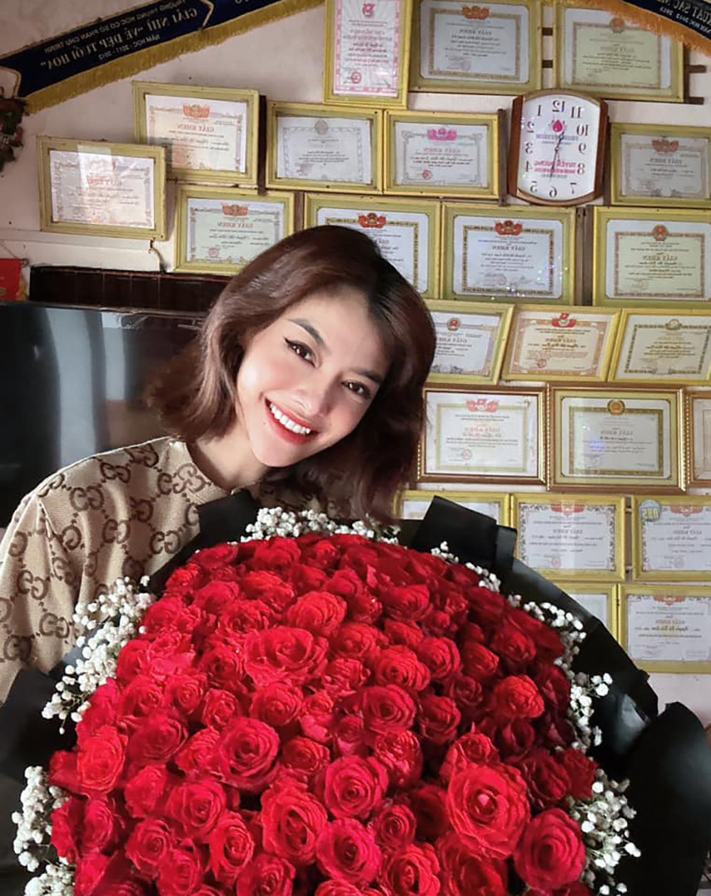 Á hậu Kiều Loan đăng ảnh được tặng hoa hồng trong ngày lễ Tình nhân.