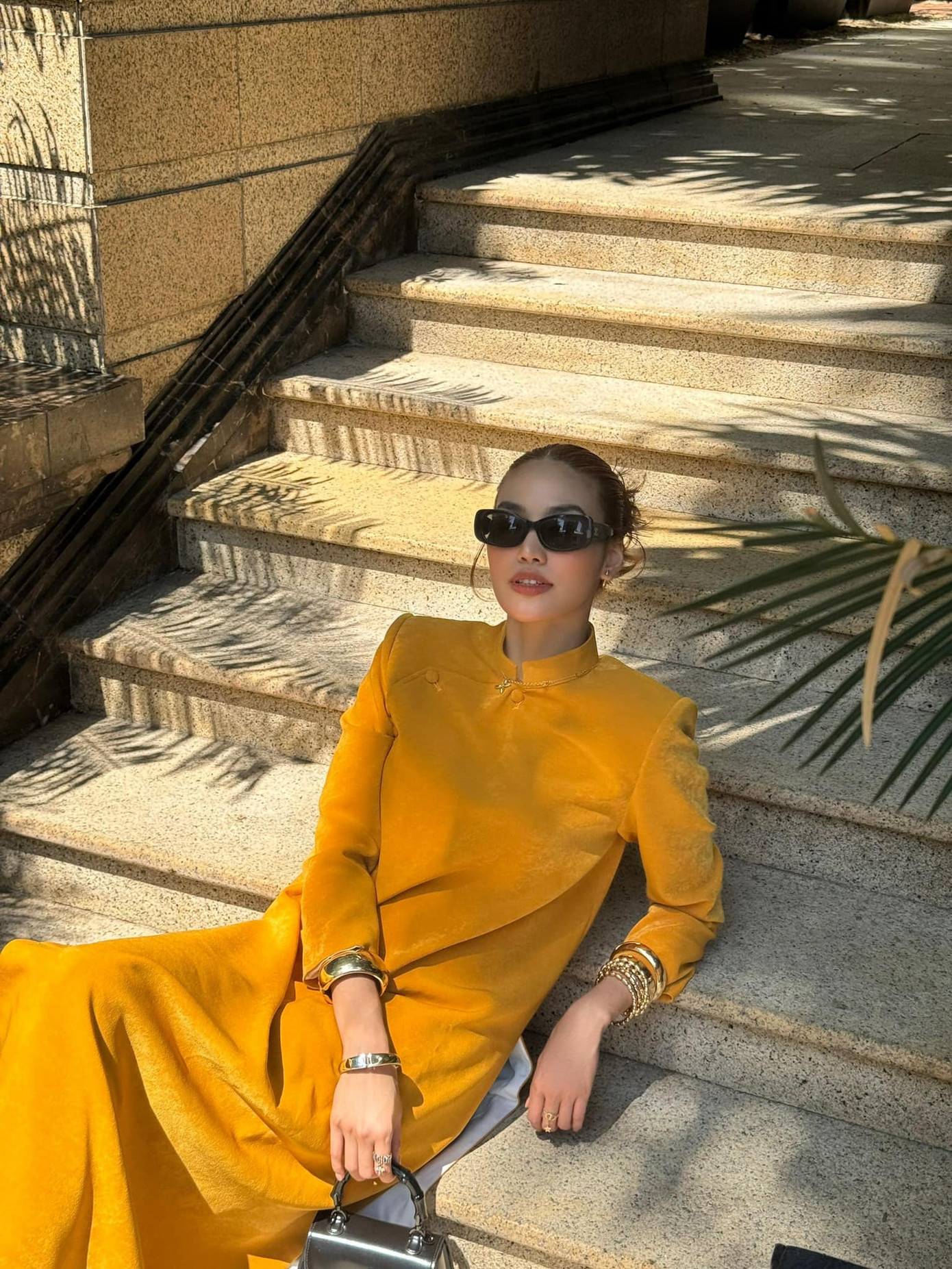 Hoa khôi Lan Khuê chọn áo dài kiểu dáng cổ điển, tông màu vàng nổi bật. Hoa khôi Lan Khuê chọn áo dài kiểu dáng cổ điển, tông màu vàng nổi bật.