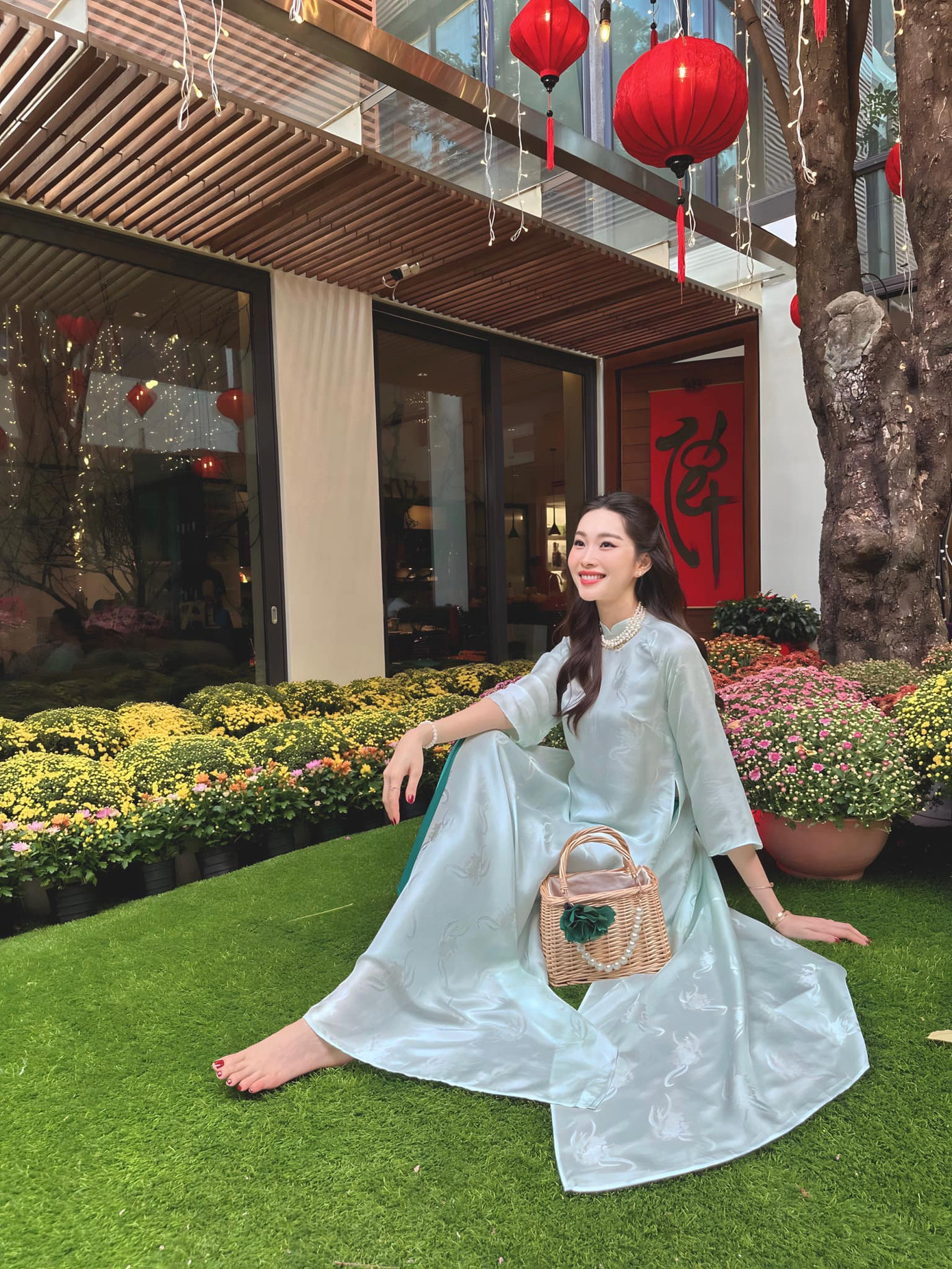 Hoa hậu Đặng Thu Thảo mặc áo dài xanh nền nã, khoe sắc trong vườn nhà. Hoa hậu Đặng Thu Thảo mặc áo dài xanh nền nã, khoe sắc trong vườn nhà.