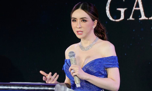 Hàng loạt nhân sự cấp cao nghỉ việc sau khi bà Anne bán lại 50% cổ phần của cuộc thi Hoa hậu Hoàn vũ cho doanh nhân người Mexico - Raúl Rocha Cantú hôm 23/1.