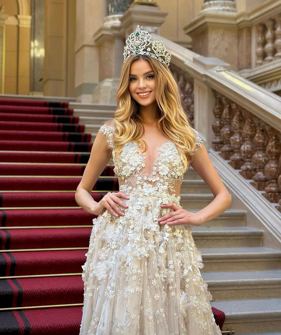 Hiện Krystyna theo học thạc sĩ Quản trị kinh doanh tại MCI Innsbruck, Áo.