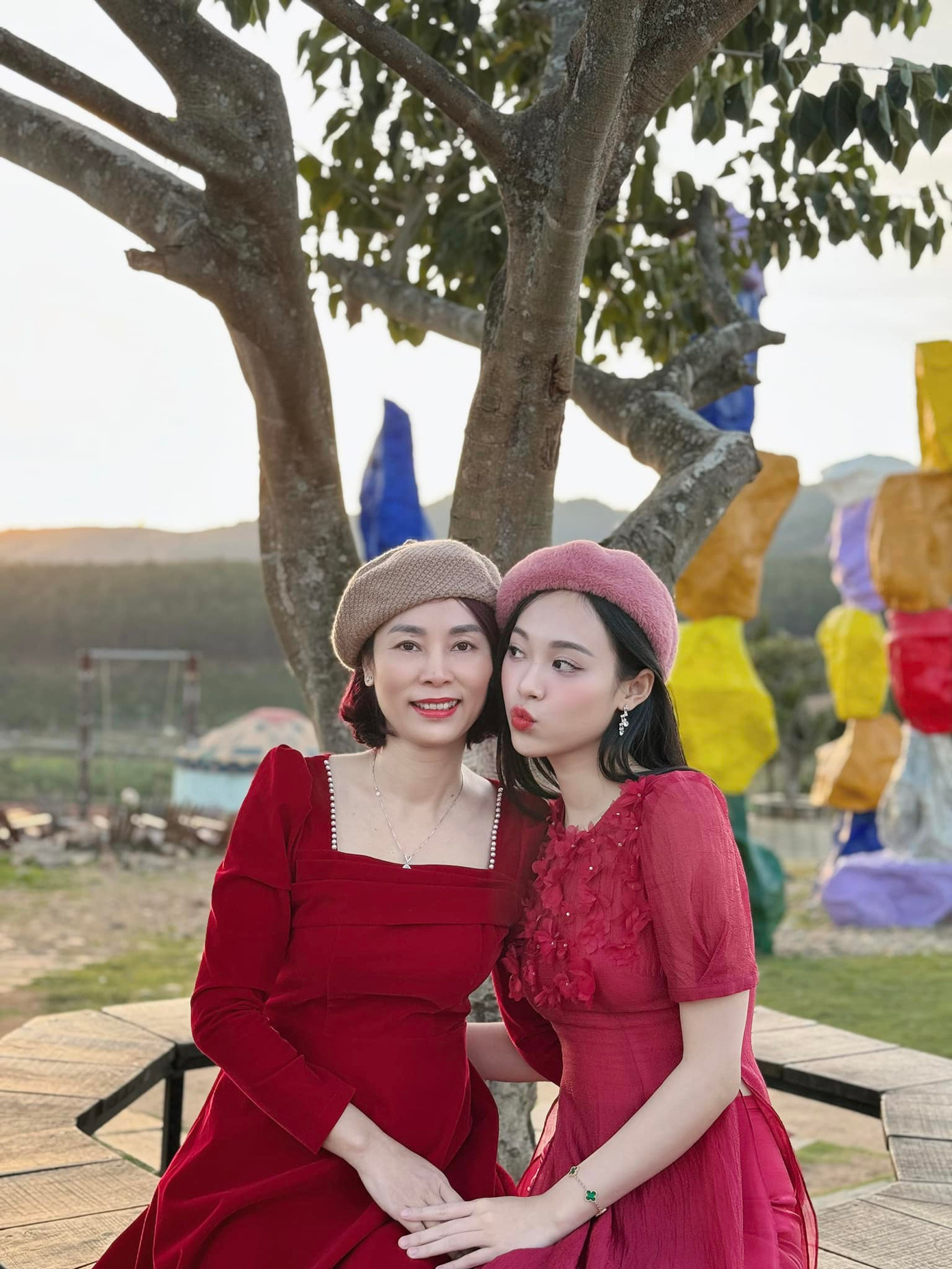 Á hậu Trịnh Thùy Linh và mẹ mặc áo dài đôi tông màu đỏ trong ngày Tết.