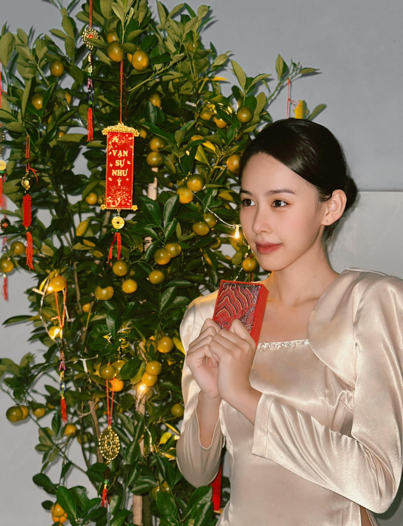 Á hậu Ngọc Hằng khoe lì xì trong ngày Mùng 1 Tết. Á hậu Ngọc Hằng khoe lì xì trong ngày Mùng 1 Tết.