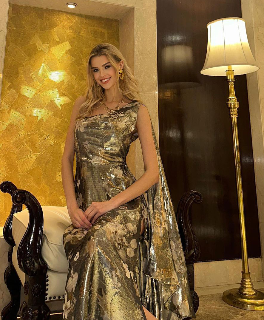 Chưa tham gia các hoạt động chính thức nhưng Krystyna Pyszková đã để lại ấn tượng với gu thời trang chỉn chu, thanh lịch.