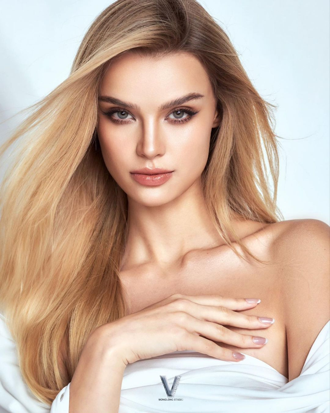 Krystyna sinh năm 1999 tại Cộng hòa Czech, tốt nghiệp chuyên ngành Luật tại Đại học Karl ở Praha. Cô cao 1,81 m, có gương mặt xinh đẹp với mái tóc vàng óng ả. Trên nhiều diễn đàn sắc đẹp, Krystyna được yêu thích vì vẻ đẹp được ví như búp bê.